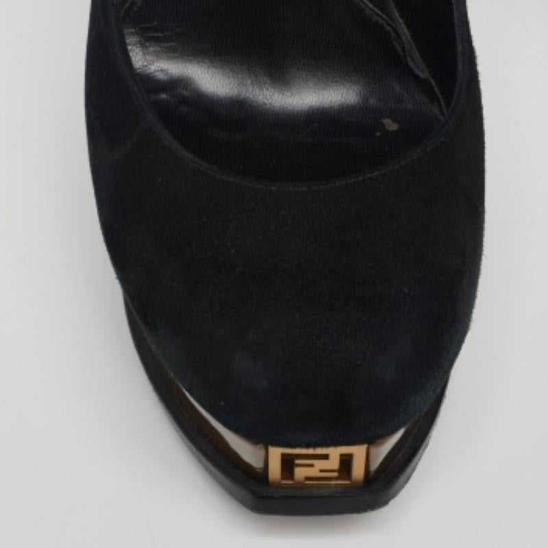 La ligne Fendista est indémodable et allie classicisme et modernité. Confectionnée en cuir et daim noirs, cette paire de Fendi est dotée de semelles compensées dorées, d'un monogramme doré et de talons de 13 cm. Faites-vous remarquer avec cette
