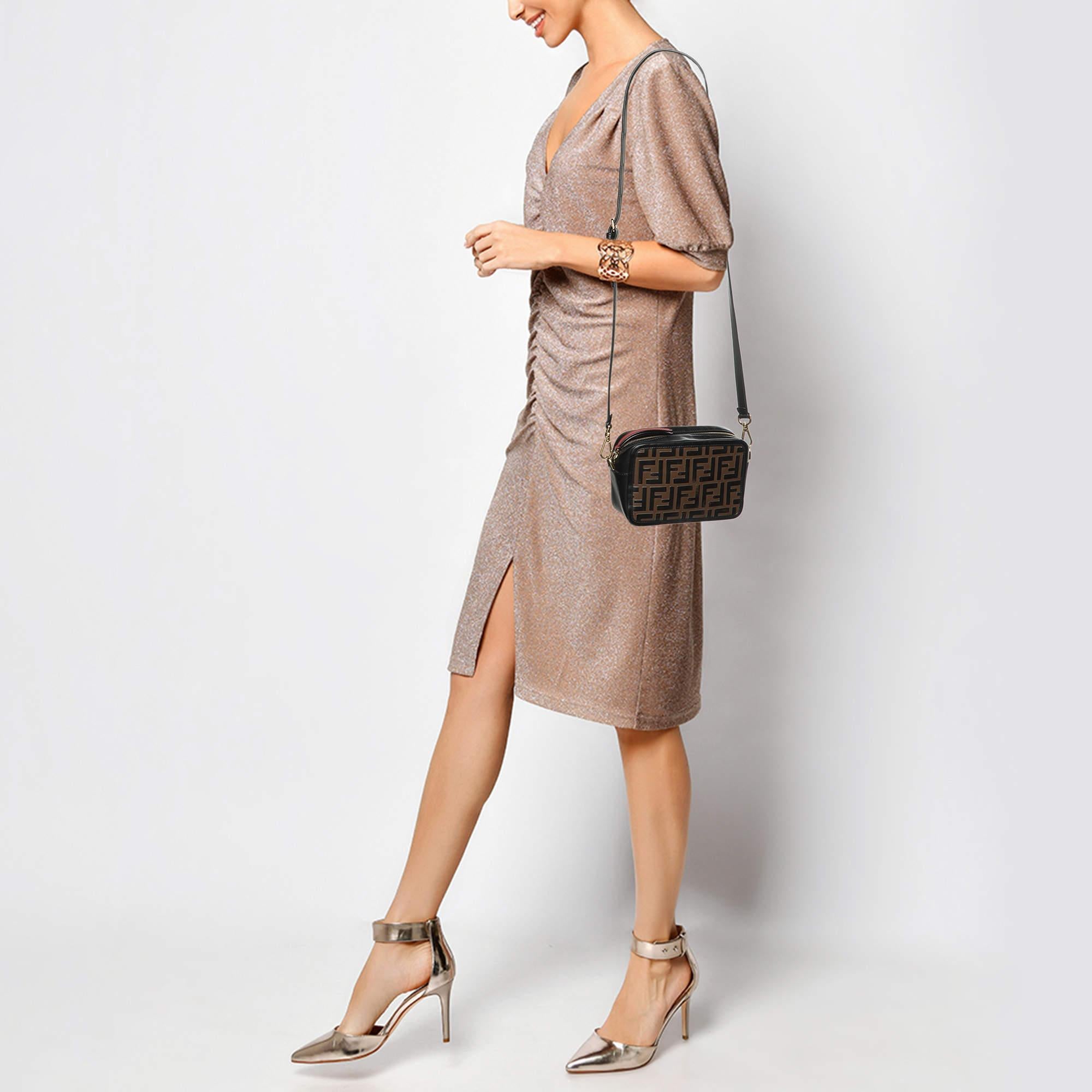 Exprimez votre style personnel avec ce sac à bandoulière haut de gamme. Fabriqué à partir de matériaux de qualité  il a été ajouté avec des détails minutieux et est parfaitement fini. Il dispose d'un intérieur de bonne taille.