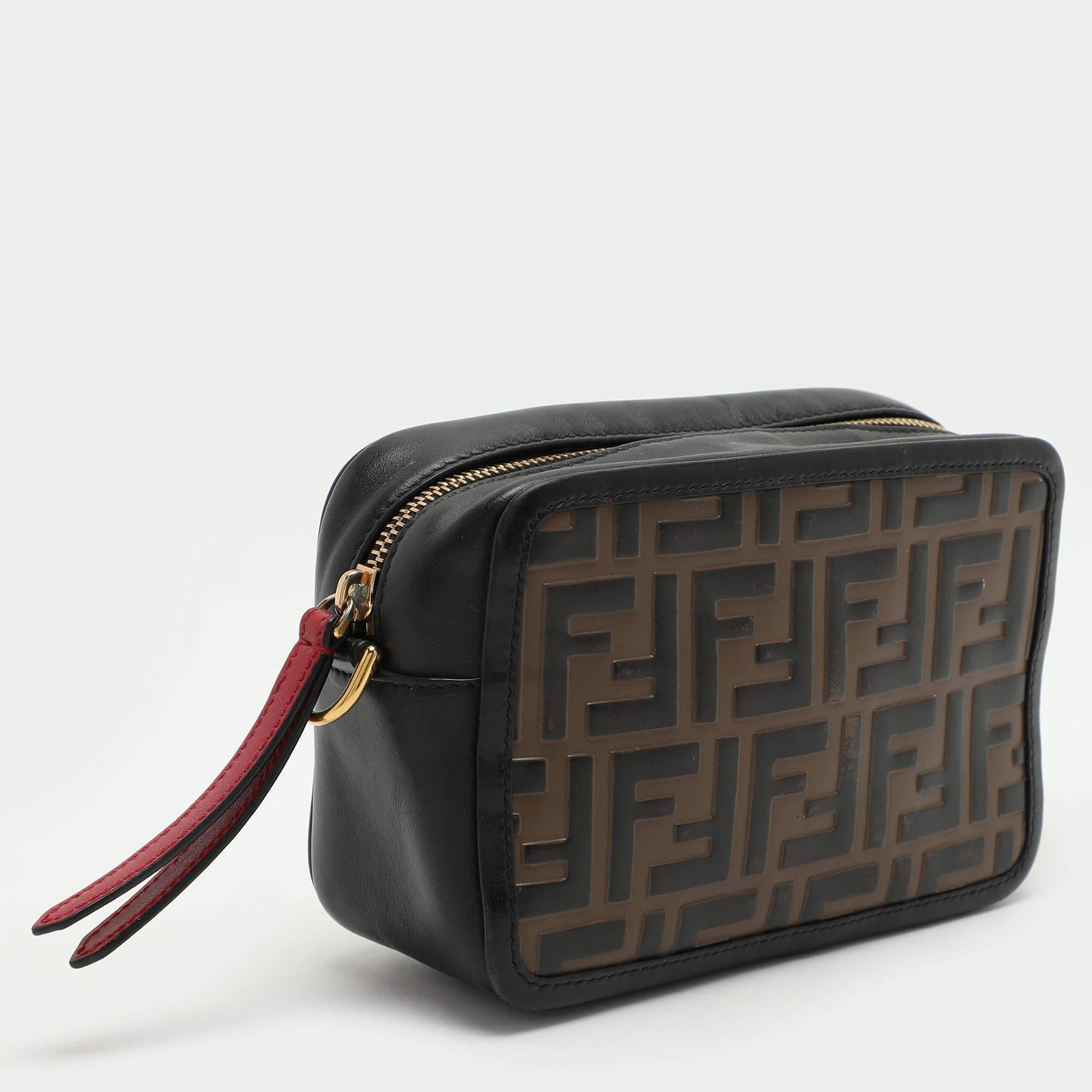 Noir Fendi - Sac à bandoulière en cuir gaufré FF noir/brun avec appareil photo en vente