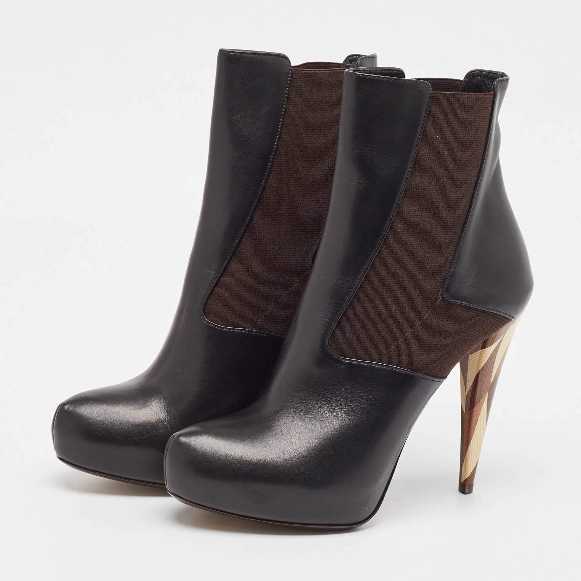 Profitez des journées les plus branchées avec ces bottes élégantes. D'une conception et d'une fabrication modernes, ils sont conçus pour vous offrir confort et élégance.