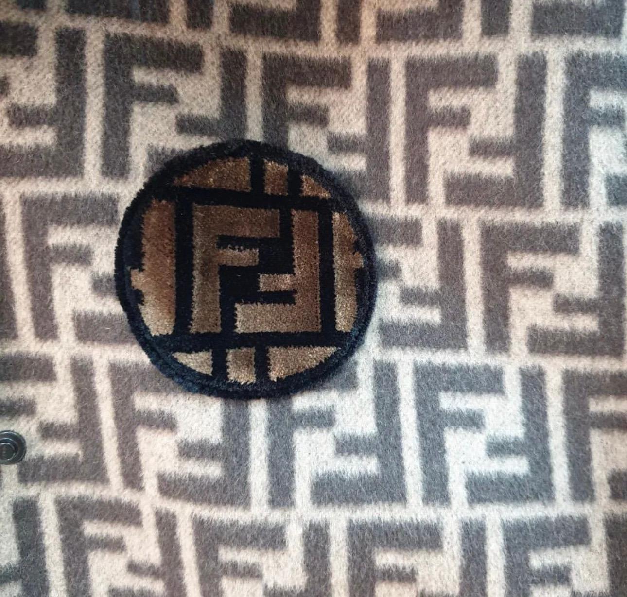 Fendi, cappotto in lana con stampa logo nero e marrone con bordo in pelliccia In condizioni buone in vendita a Krakow, PL
