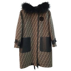 Fendi, cappotto in lana con stampa logo nero e marrone con bordo in pelliccia