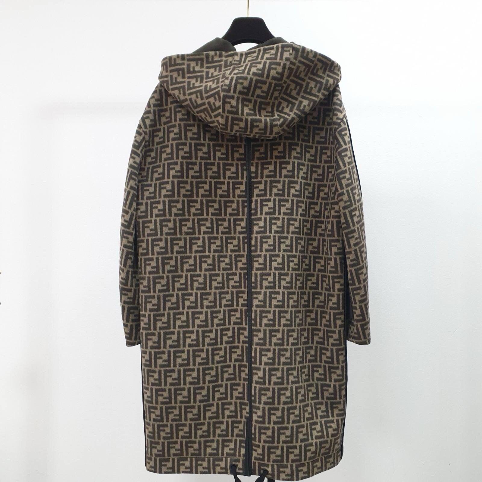 Rehaussez votre tenue d'hiver avec ce manteau élégant de la maison Fendi.
Fabrice en tissu de laine imprimé du logo FF noir et brun, ce manteau à manches longues se ferme à l'aide d'une fermeture à glissière.
Faites de votre collection d'hiver une