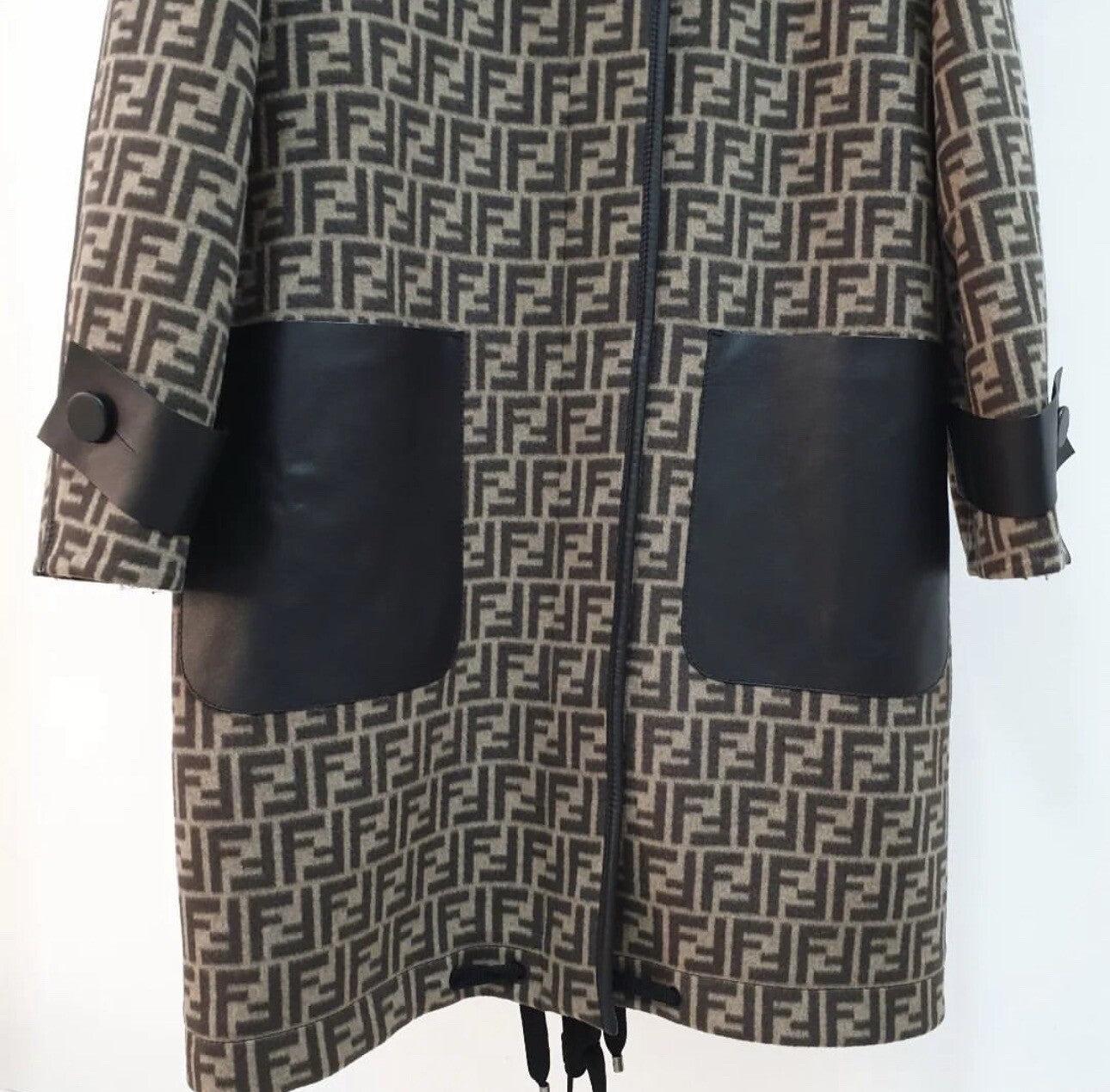 Fendi Black Brown Logo Print Wool Fur Trim Coat Sz.40 en vente 2