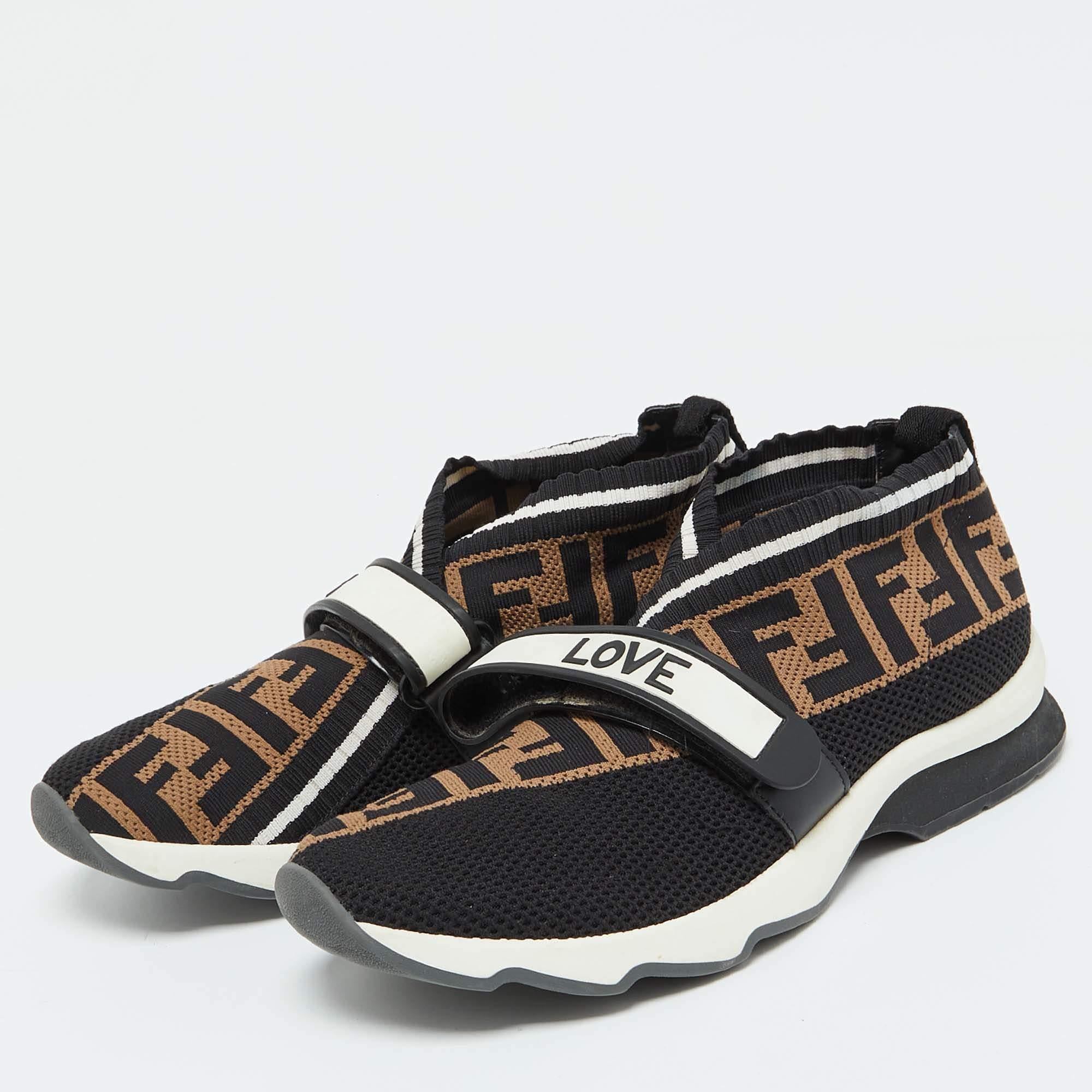 Genießen Sie die Leichtigkeit des Schuhwerks mit diesem Paar Rockoko-Sneakers von Fendi. Sie sind aus Strick und Mesh gefertigt und mit dem Zucca-Logo und den FENDI LOVE-Klettverschlüssen verziert. Ausgestattet mit bequemen, stoffgefütterten