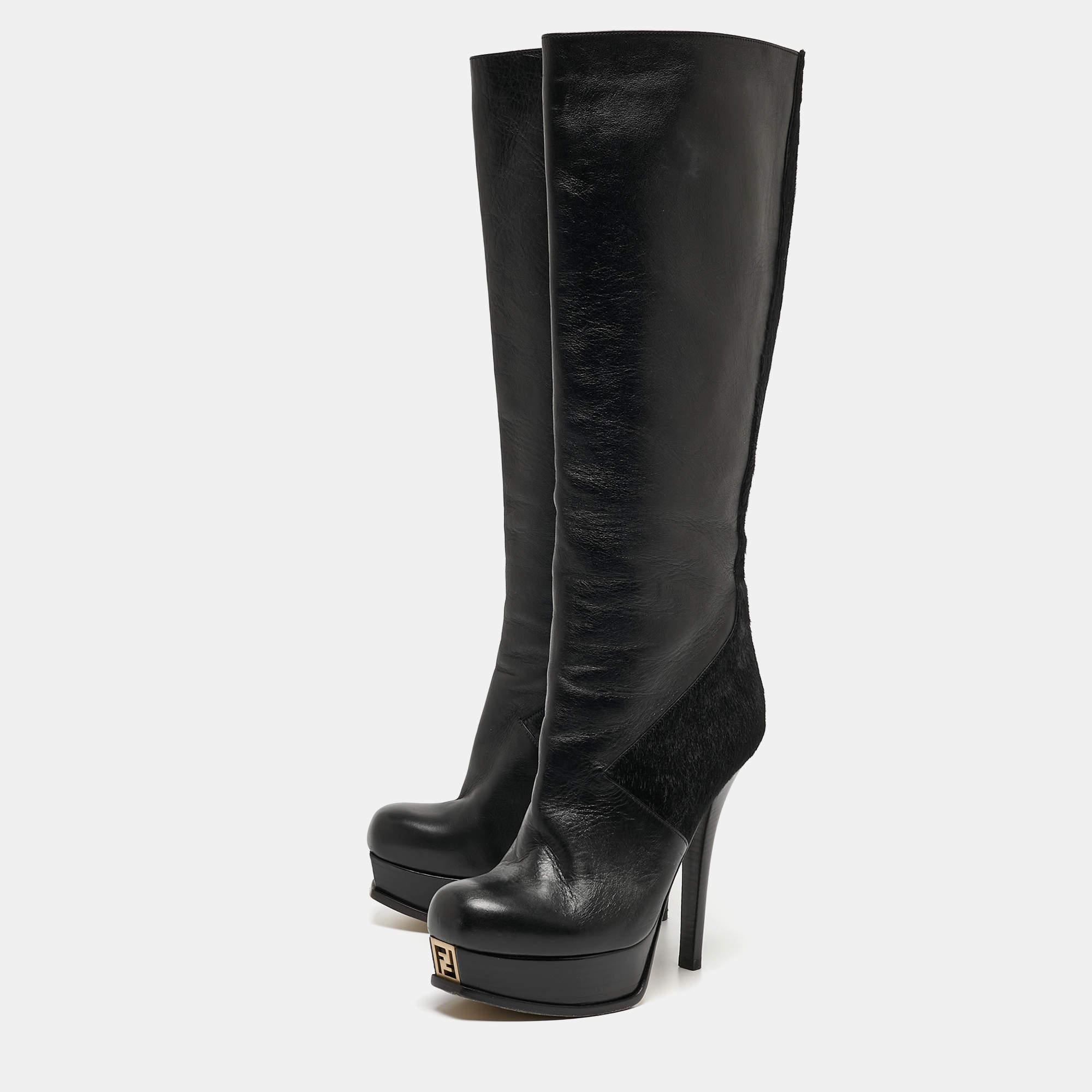 Give your outfit a chic update with this pair of Fendi knee-length boots. The creation is sewn perfectly using leather and added with logo accents, back zippers, and 14 cm heels. Make a statement in these!

