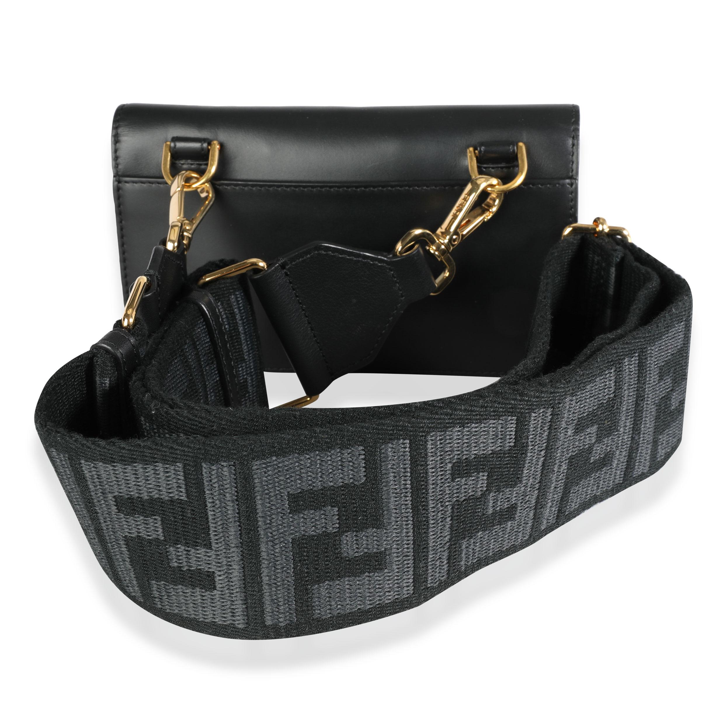 Noir Mini baguette plate en cuir de veau noir de Fendi avec bandoulière 'Strap You' noire en vente