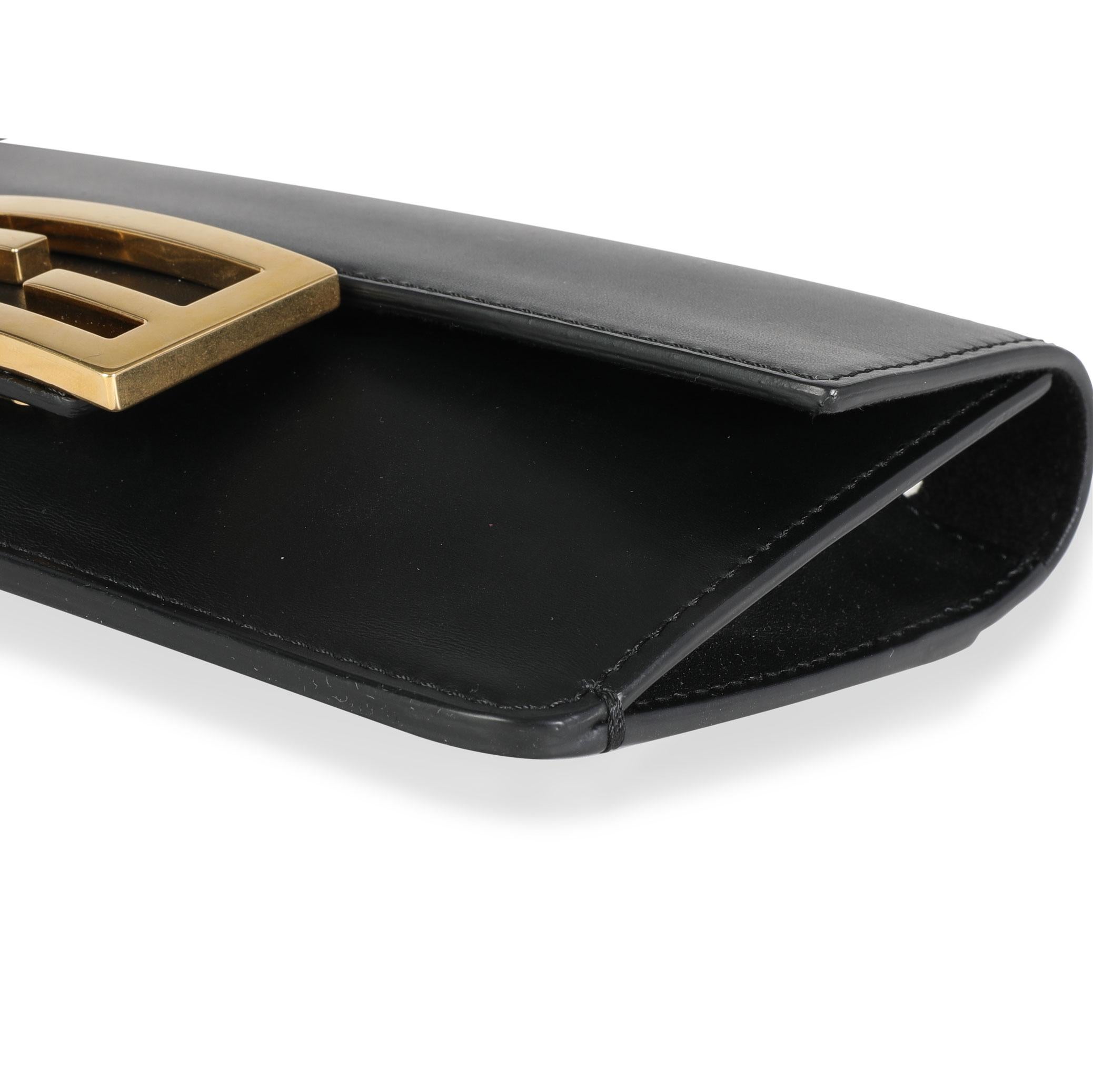 Mini baguette plate en cuir de veau noir de Fendi avec bandoulière 'Strap You' noire Excellent état - En vente à New York, NY