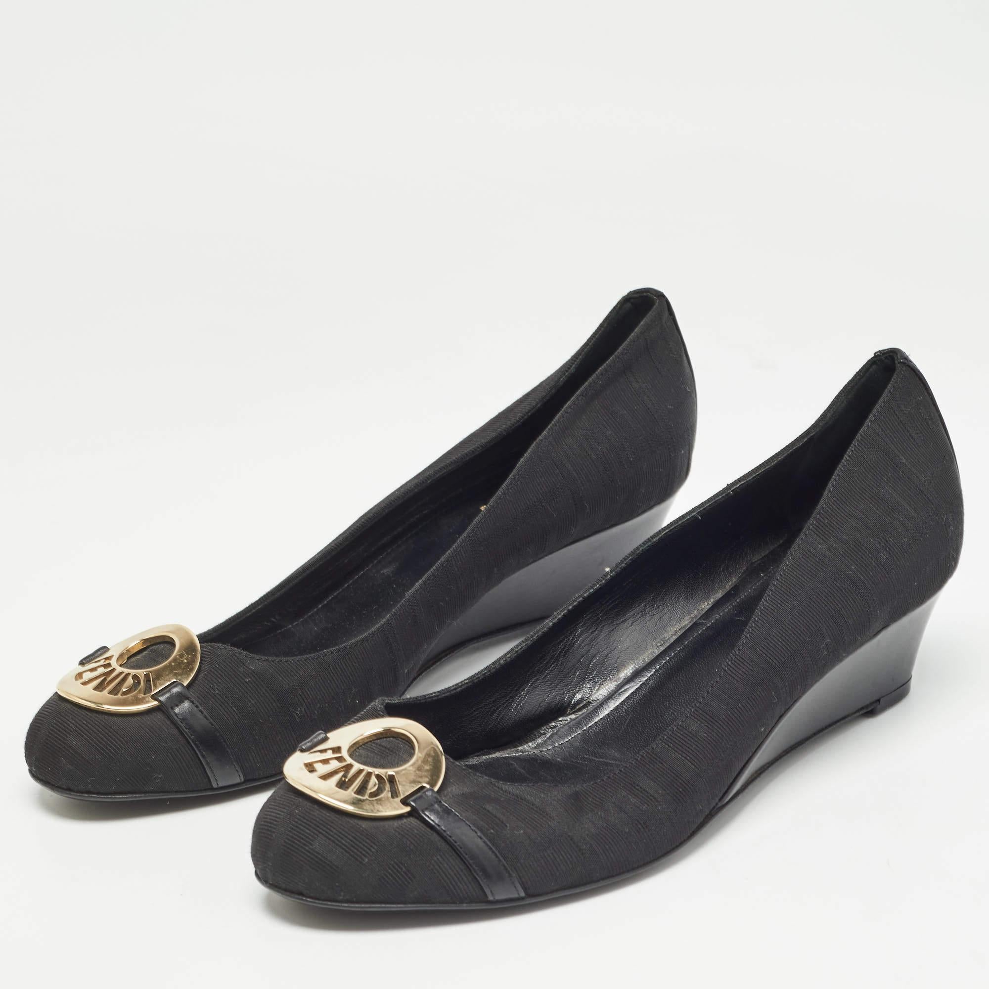 These sandals will offer you both luxury and comfort. Made from quality materials they come in a versatile shade and are equipped with comfortable insoles.
