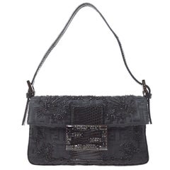 Fendi Schwarze Umhängetasche mit Tasche aus Stoff mit Perlenstickerei