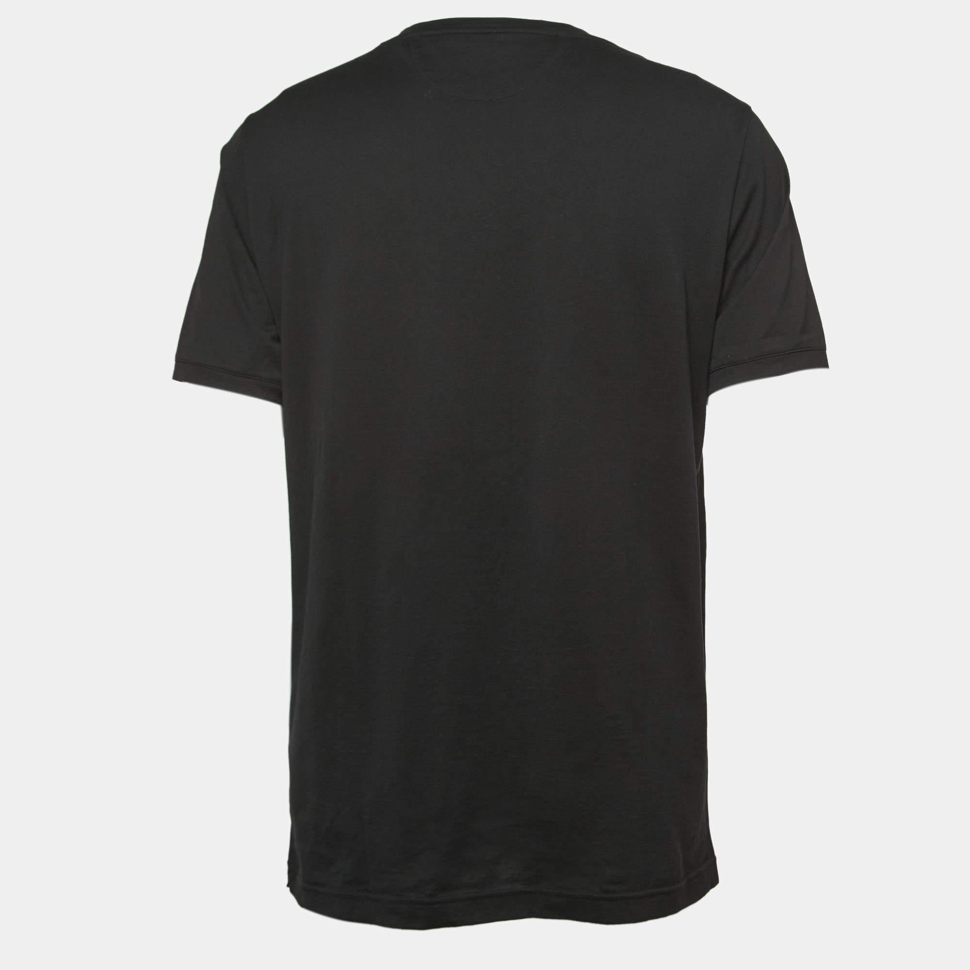 Whether you want to go out on casual outings with friends or just want to lounge around, this t-shirt is a versatile piece and can be styled in many ways. It has been made using fine fabric. 