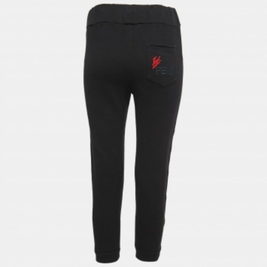 Ob beim Joggen, beim Faulenzen oder bei der Erledigung von Besorgungen - mit dieser Kreation fühlen Sie sich den ganzen Tag wohl. Sie wurde aus hochwertigen Materialien gefertigt und passt gut zu Sneakers, T-Shirts oder Sweatshirts für einen