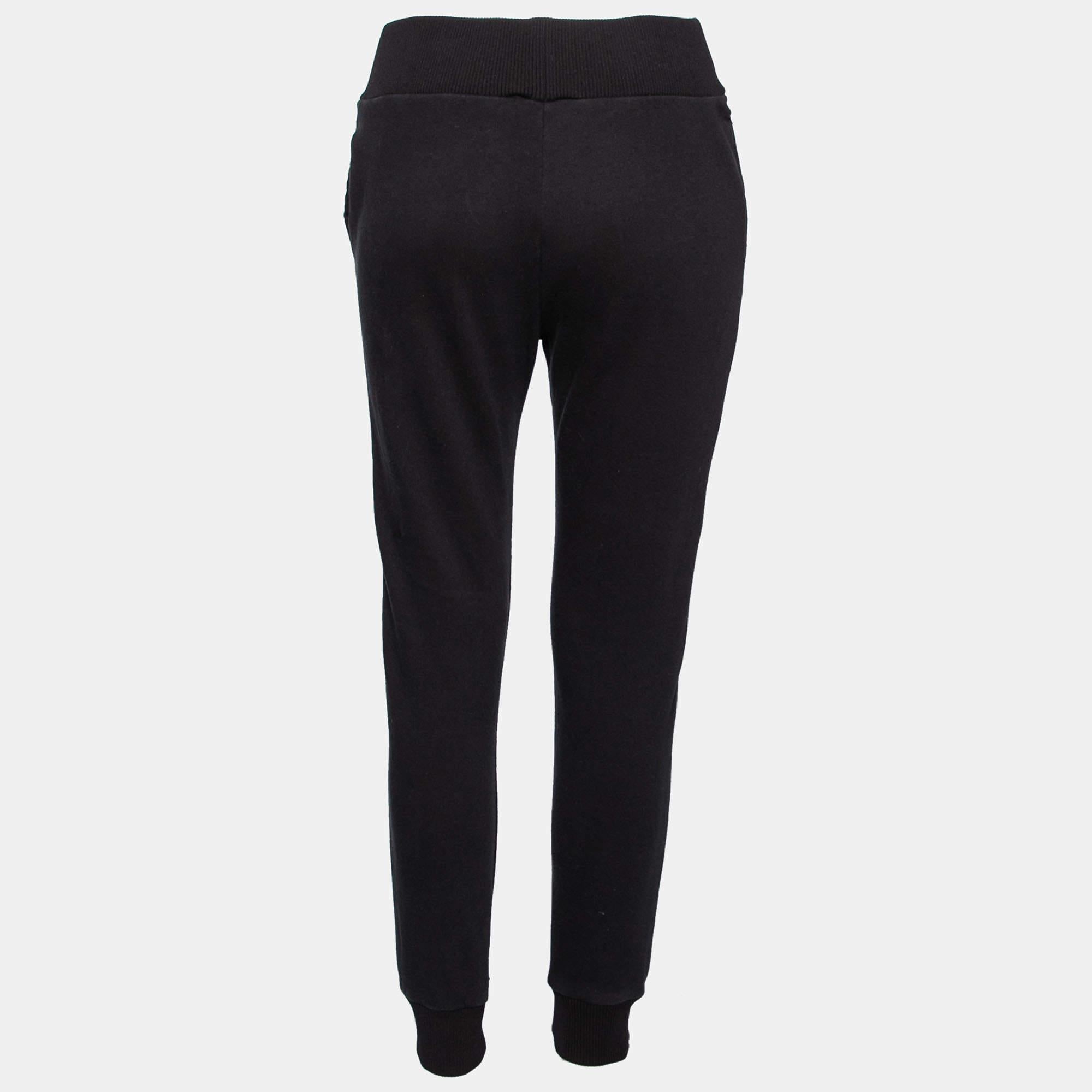 These stylish and comfortable track pants from Fendi will complete your closet. Crafted from cotton they come in a black hue with logo tape trims on the sides and an elastic waist for comfort.