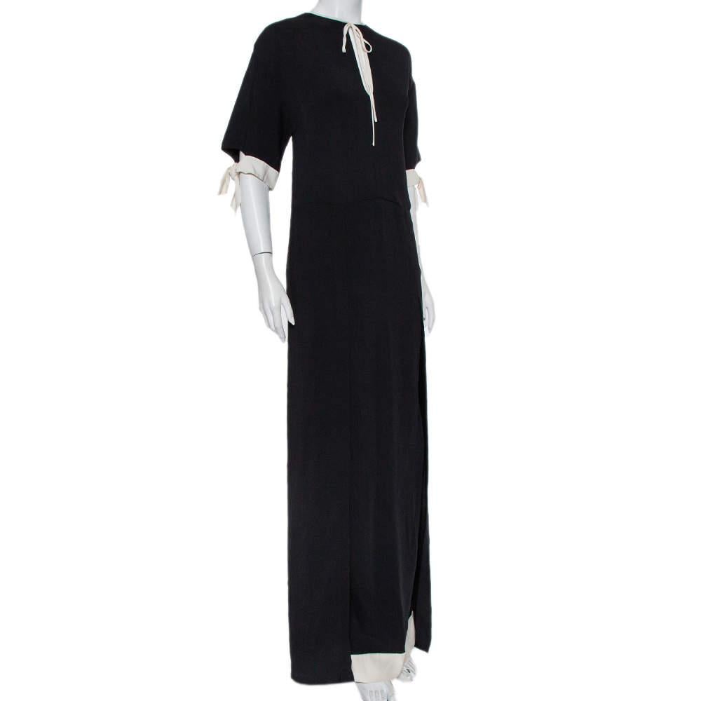 Fendi has designed this dress with subtle details and refined tailoring. Crafted from crepe fabric, this beautiful maxi dress features a beautiful silhouette with slit detail at the front, contrasting trims, and short sleeves. Exuding feminity, this