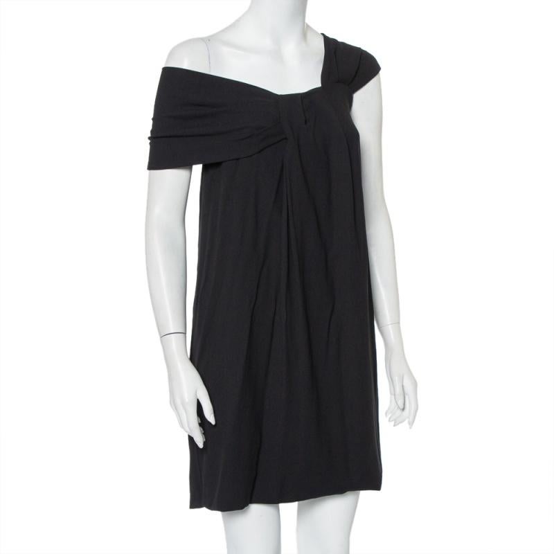 Creado para ajustarse perfectamente a ti, este minivestido Fendi tiene un estilo de un solo hombro y detalles de pliegues. Este vestido negro de Fendi puede combinarse fácilmente tanto con zapatos planos como con tacones.

