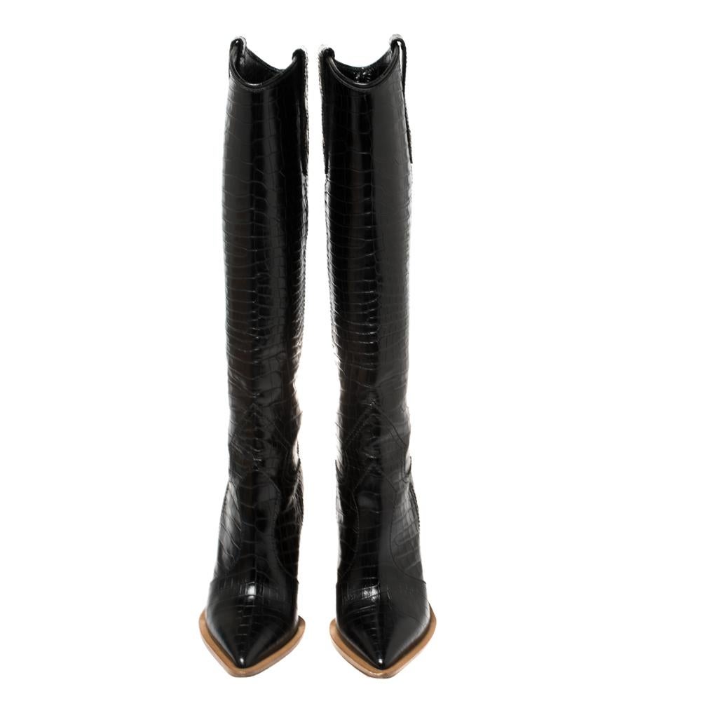 These cowboy boots from Fendi come designed with a unique blend of top-notch style and utmost comfort. Resting on 9.5 cm block heels, they are rendered in fine croc-embossed leather. The pull-tab details and the pointed toes make them ready to be