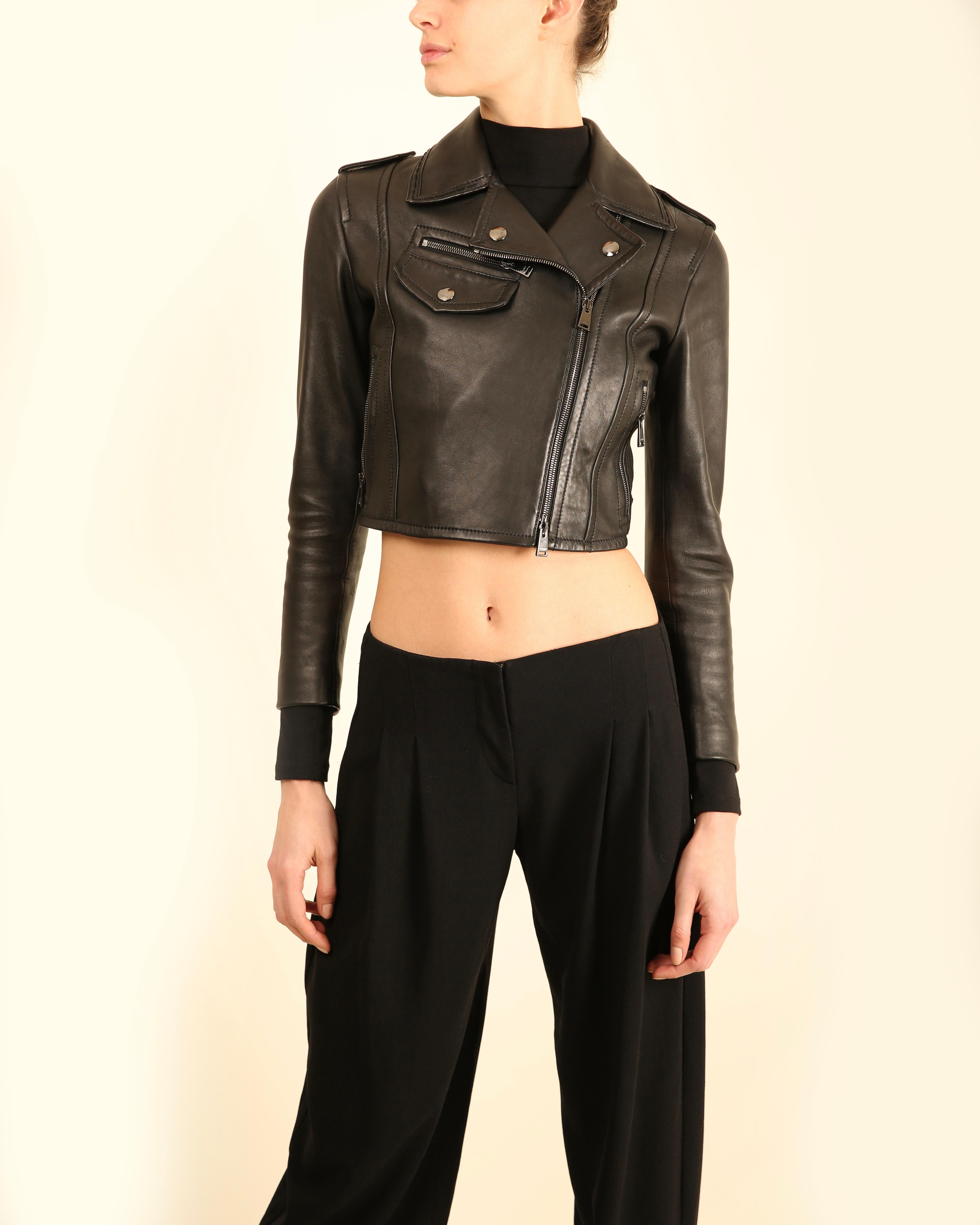 LOVE LALI VINTAGE

Chaqueta de cuero negra entallada Fendi de alrededor de 2016
Cierre de cremallera descentrado
Dos bolsillos inclinados con cremallera, 1 bolsillo con cremallera en el pecho, 1 bolsillo falso en el pecho con cierre de automáticos