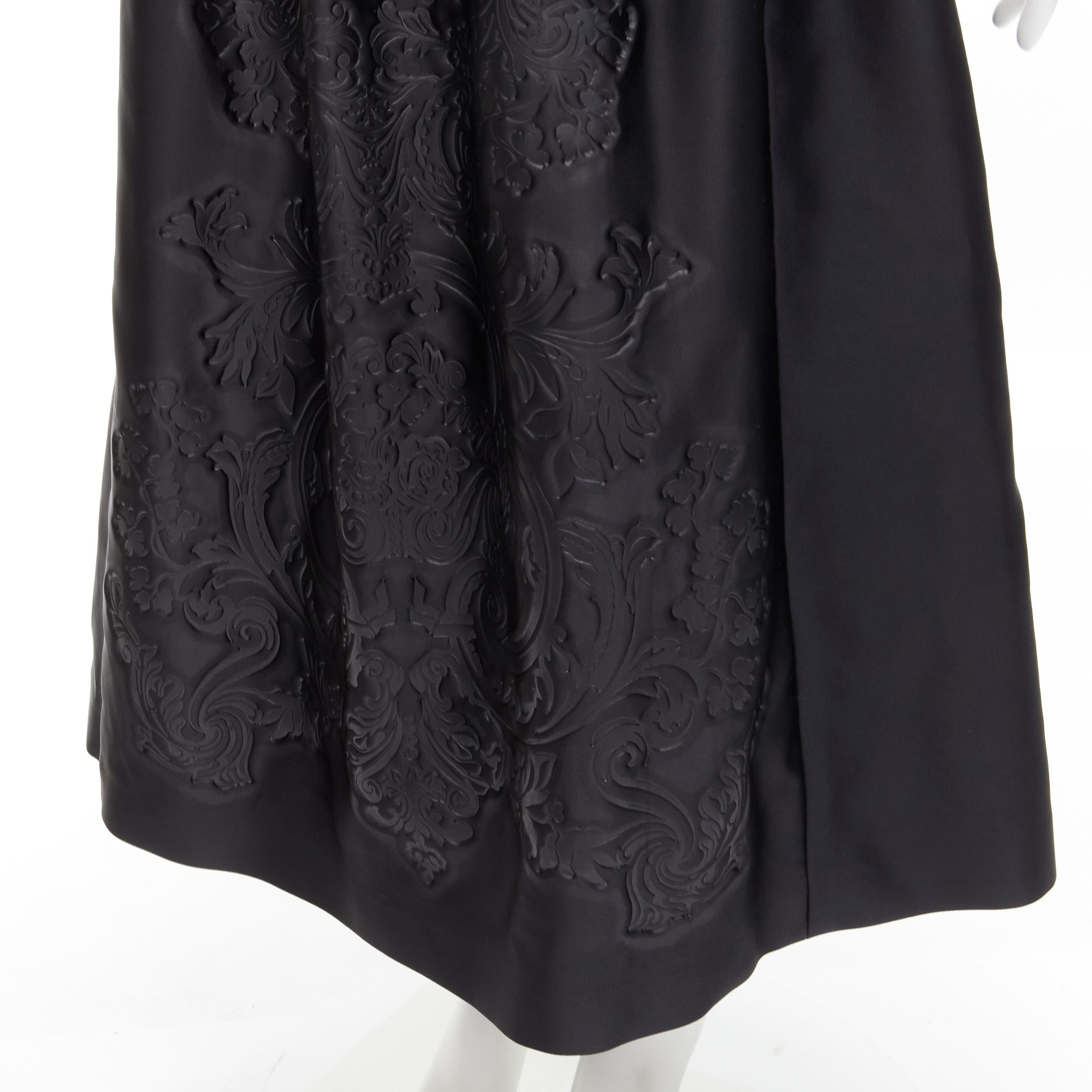 FENDI black duchess satin Barocco embossed press print flared midi skirt IT40 S
Brand: Fendi
Extra Detail: Pressed embossed patter at front. Pleating along waist band to give structure. Side slit pockets. Zip back closure.

CONDITION:
Condition: