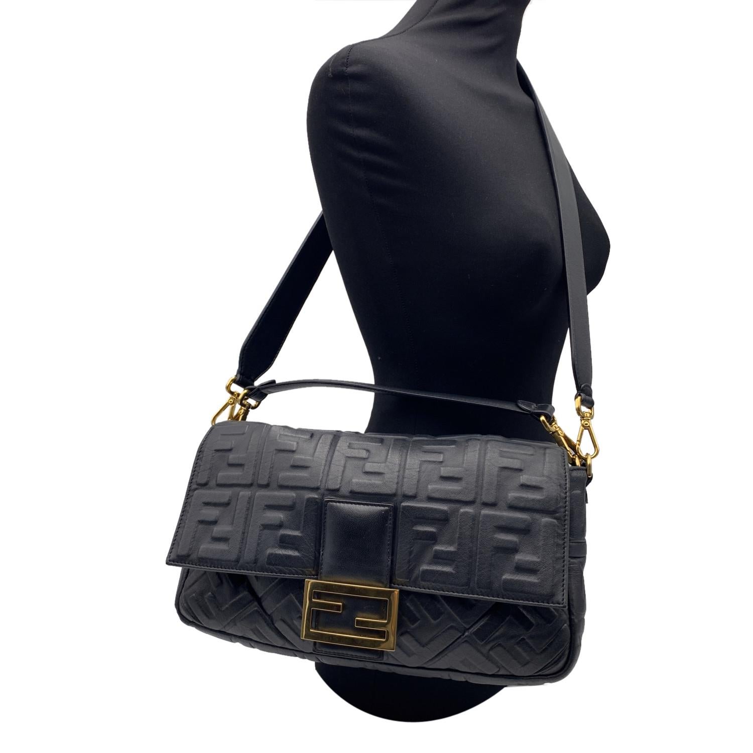 Fendi Black Embossed FF Logo Leather Baguette XL Shoulder Bag (Schwarz)