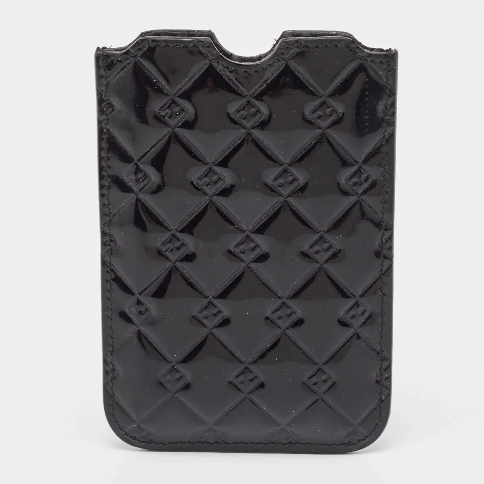 Cette housse de téléphone de Fendi est conçue pour les utilisateurs soucieux de la mode. Il est réalisé en cuir verni gaufré sur l'extérieur.