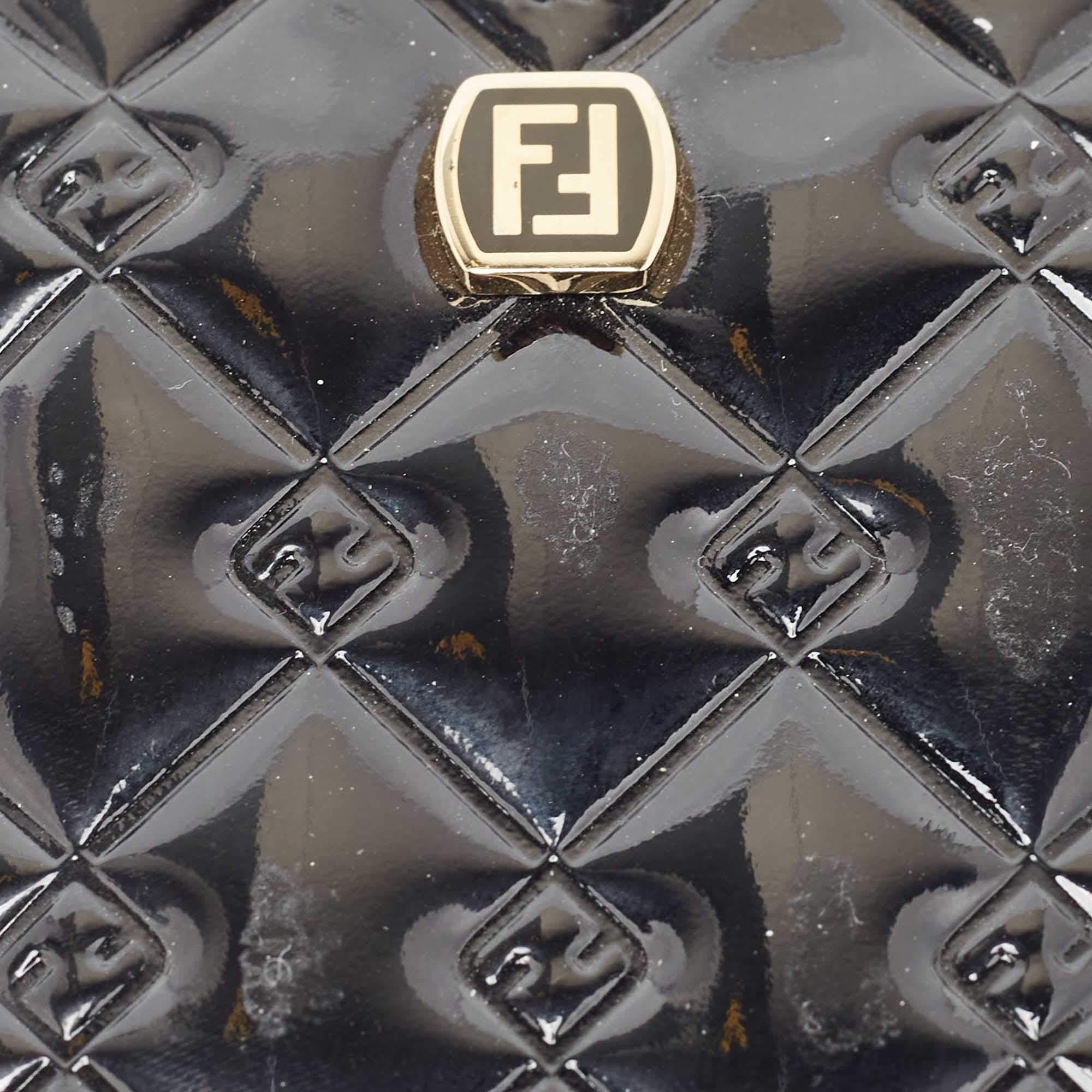 Noir Housse de téléphone Fendilicious en cuir verni embossé noir de Fendi en vente