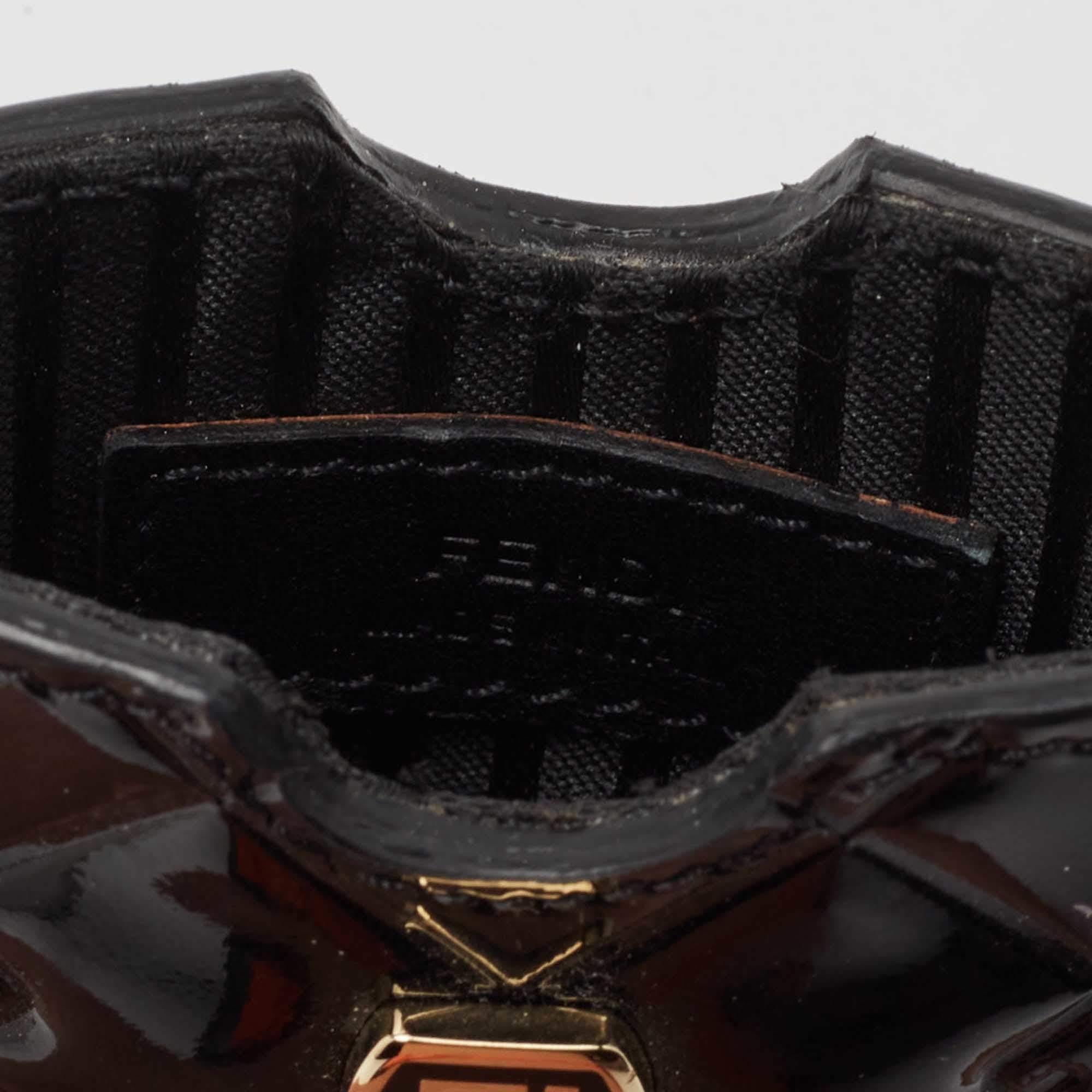Housse de téléphone Fendilicious en cuir verni embossé noir de Fendi État moyen - En vente à Dubai, Al Qouz 2