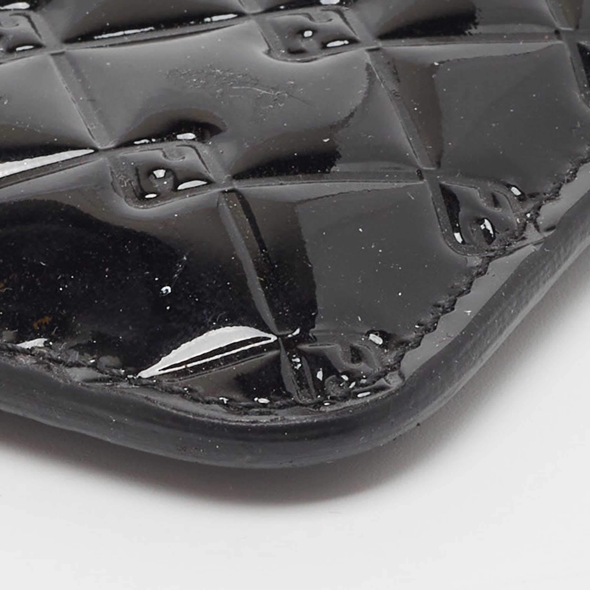 Housse de téléphone Fendilicious en cuir verni embossé noir de Fendi en vente 1