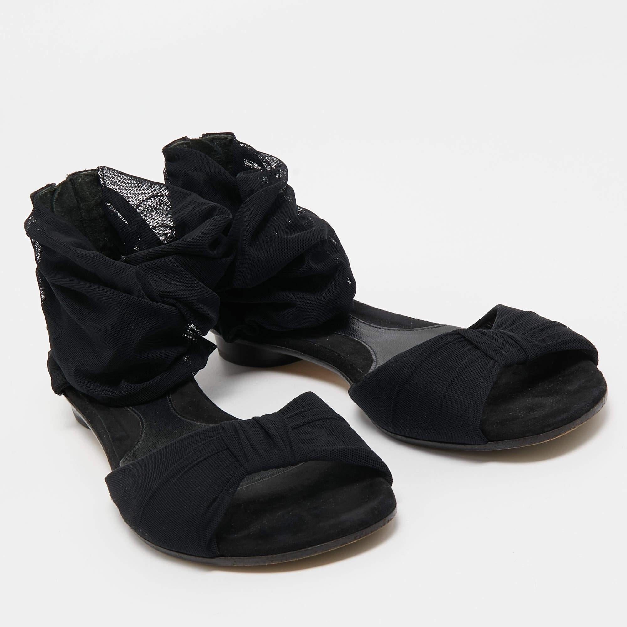 Fendi Black Fabric and Suede Bow Open Toe Flat Sandals Size 37 In Good Condition For Sale In Dubai, Al Qouz 2