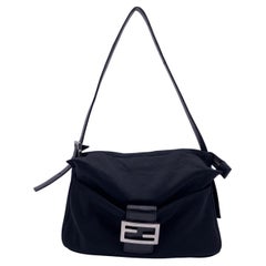 Sac à main Baguette en tissu noir à poche frontale Fendi