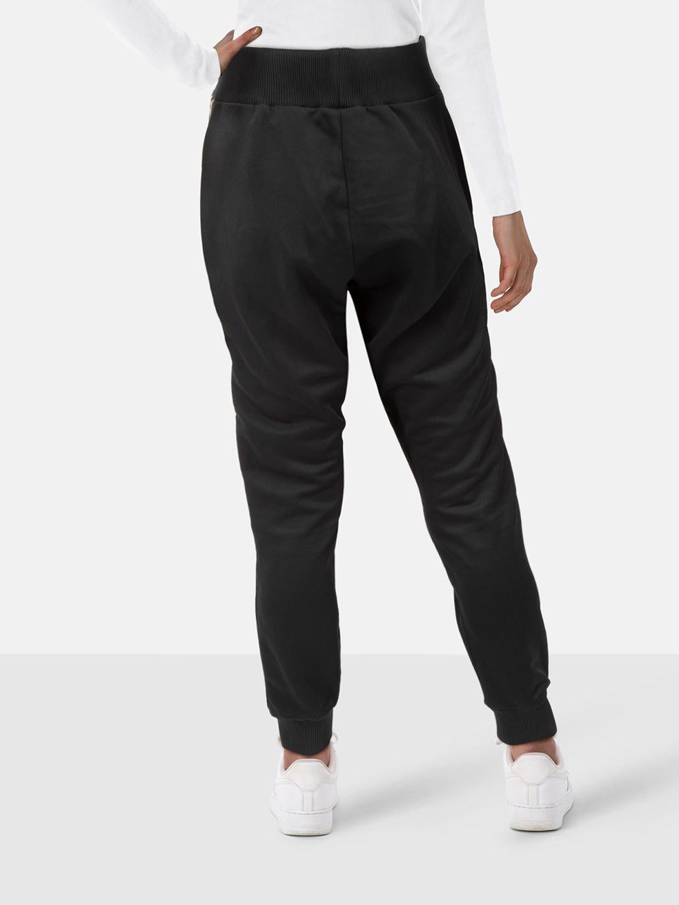 L'ÉTAT est très bon. L'usure minimale du pantalon est évidente. Usure minime à la couture latérale de la jambe droite où l'on peut voir quelques petits fils détachés. Il y a une légère décoloration sur le haut de la jambe avant droite sur cet