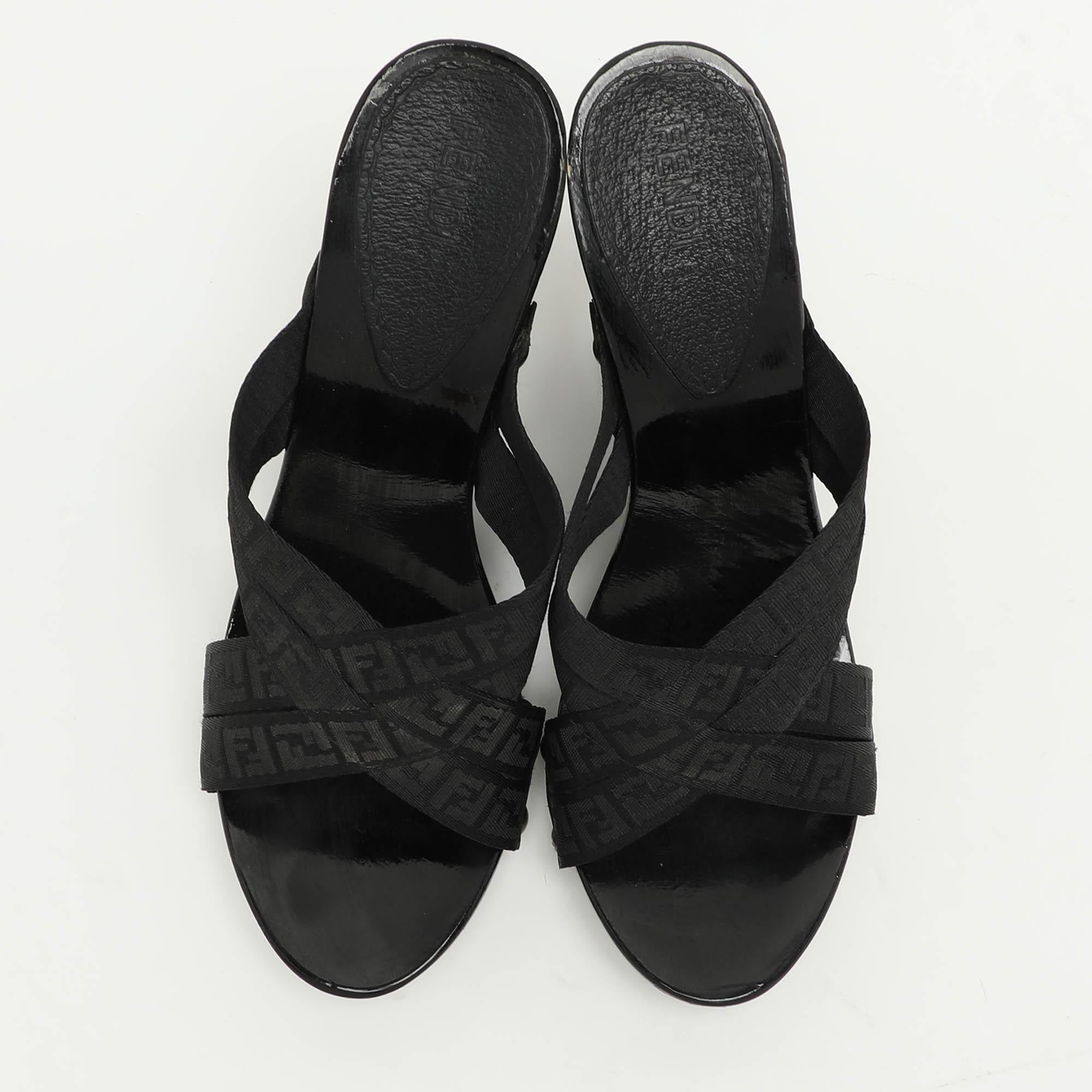 Noir Fendi Black FF Canvas Criss Cross Slide Sandals Size 39 en vente