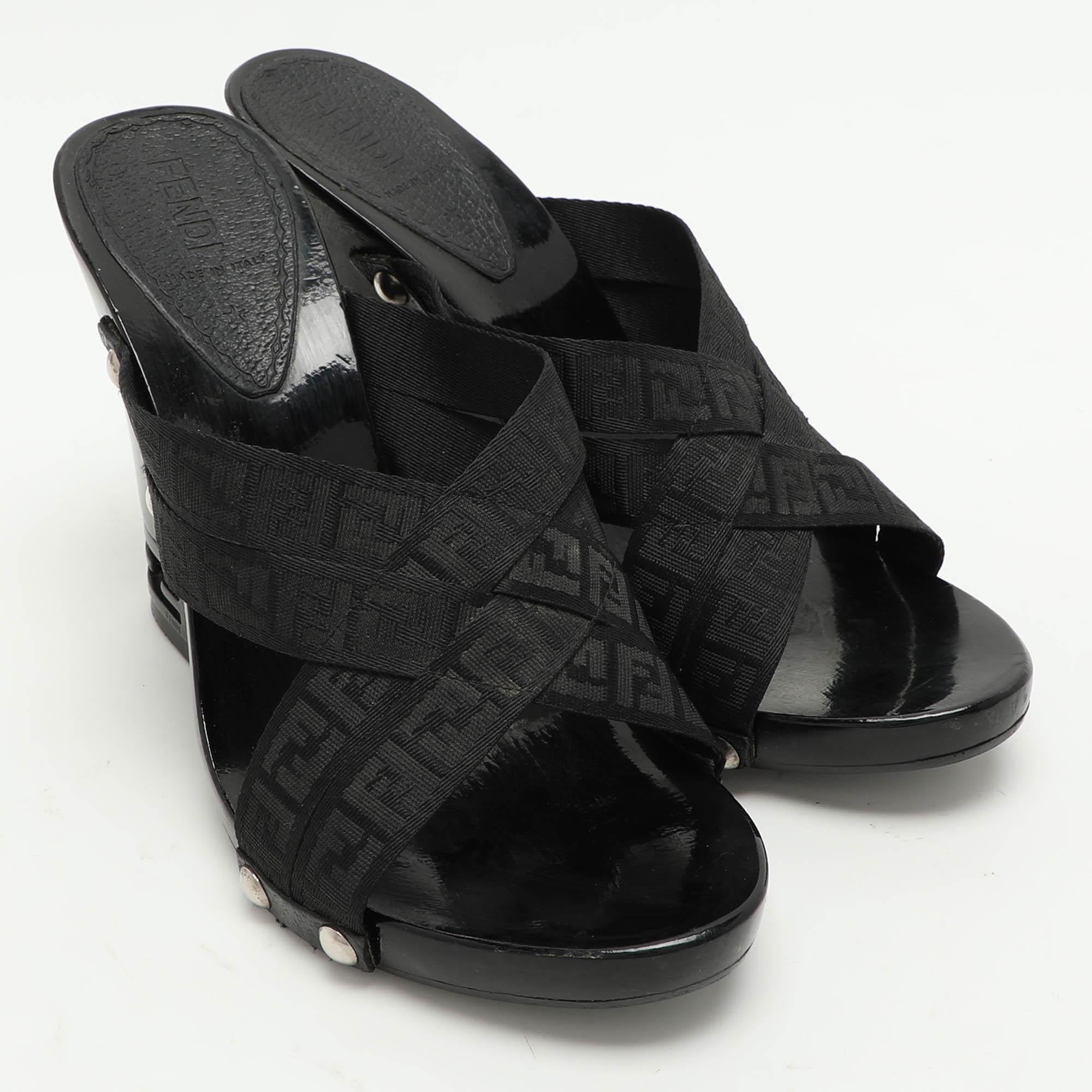 Fendi Black FF Canvas Criss Cross Slide Sandals Size 39 Bon état - En vente à Dubai, Al Qouz 2