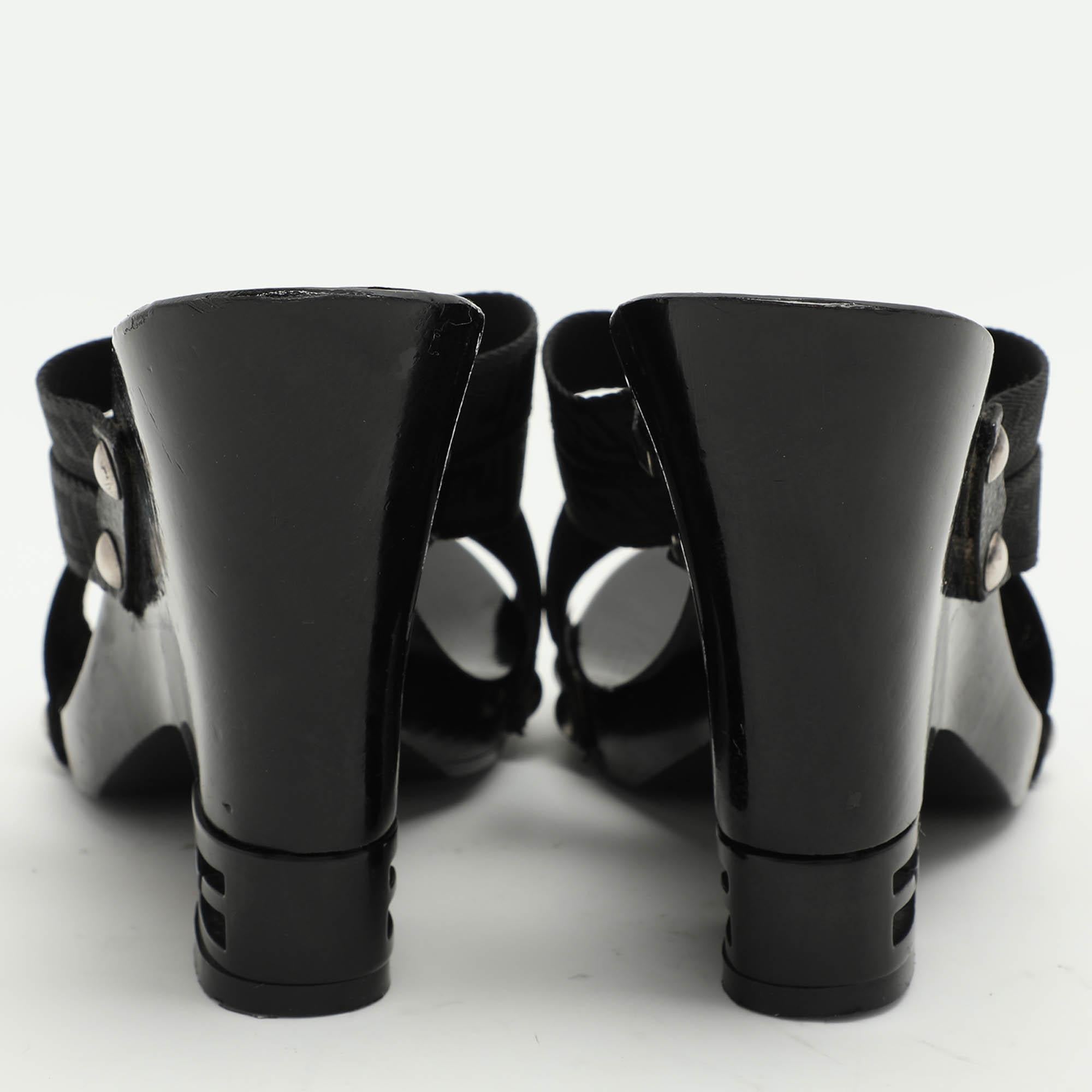 Fendi Black FF Canvas Criss Cross Slide Sandals Size 39 Pour femmes en vente
