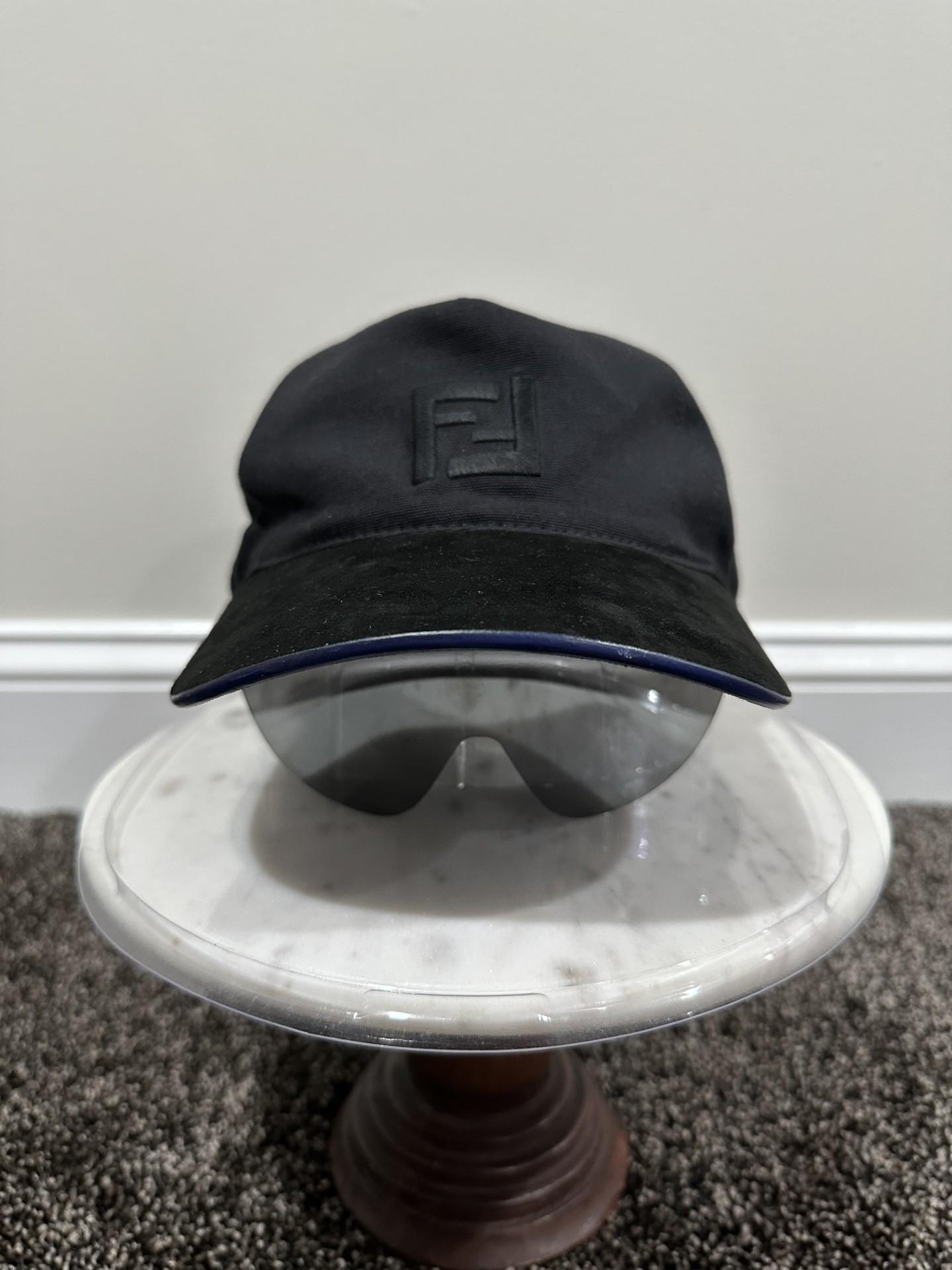 Cappello da baseball Fendi FF Eyecap nero con occhiali da sole a scudo in vendita 6