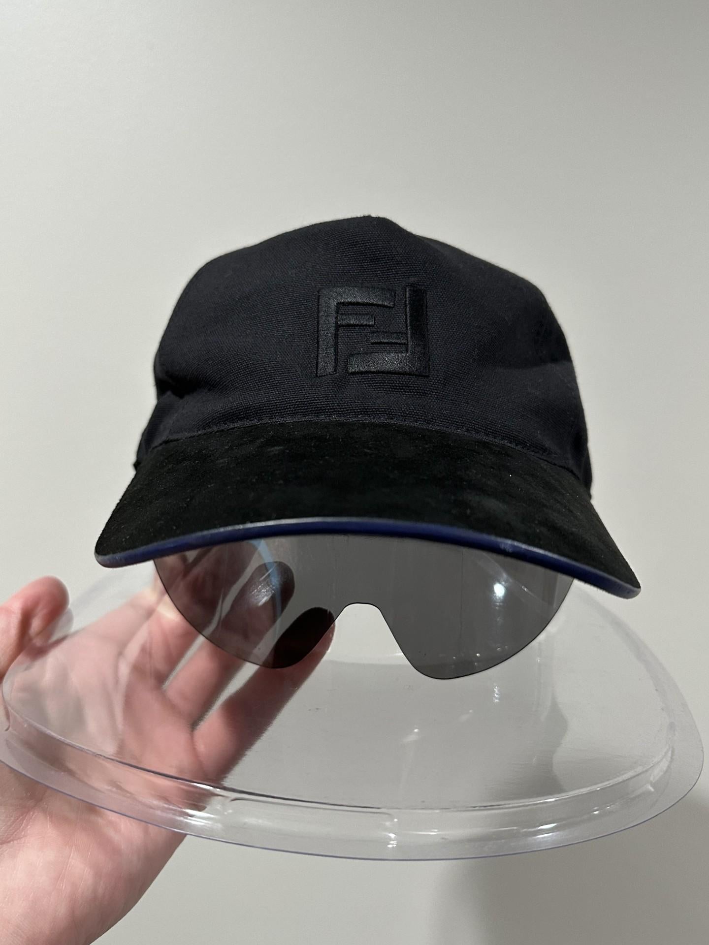 Cappello da baseball Fendi FF Eyecap nero con occhiali da sole a scudo


Ottime condizioni


Venduto a circa 700 dollari