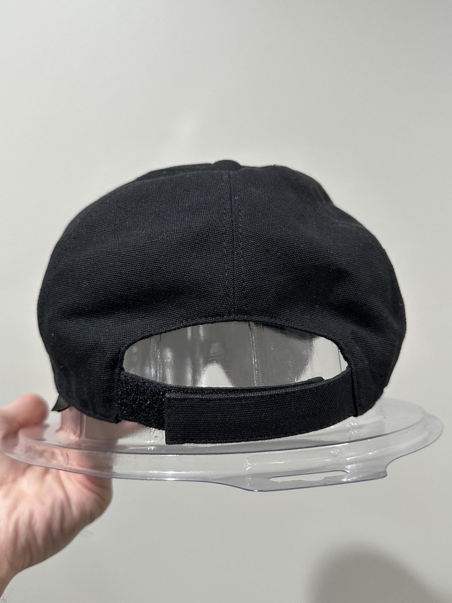 Cappello da baseball Fendi FF Eyecap nero con occhiali da sole a scudo In condizioni buone in vendita a Bear, DE
