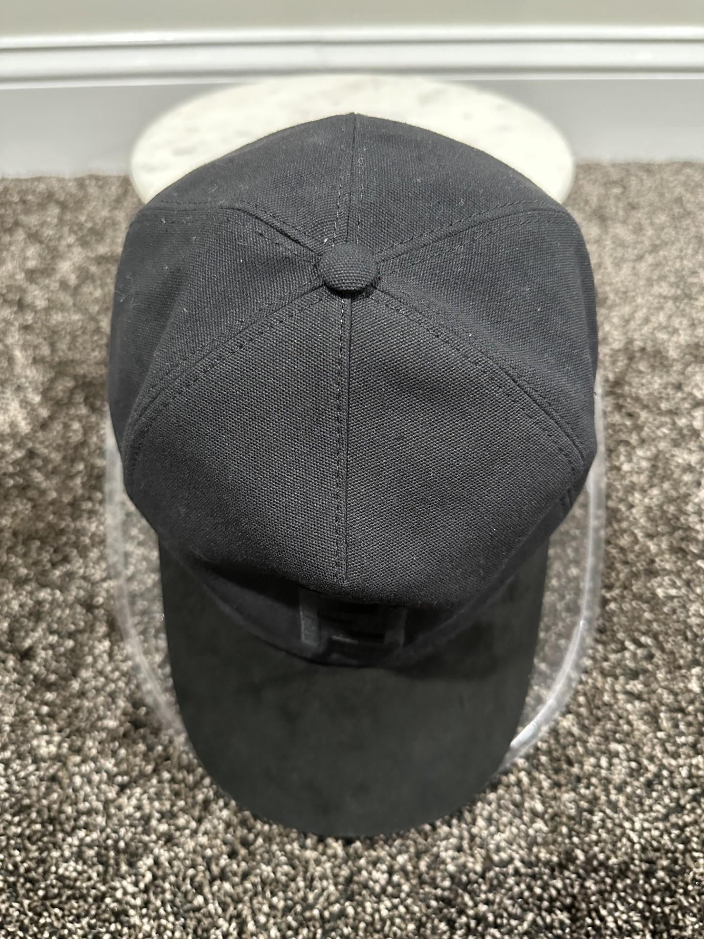 Cappello da baseball Fendi FF Eyecap nero con occhiali da sole a scudo in vendita 1