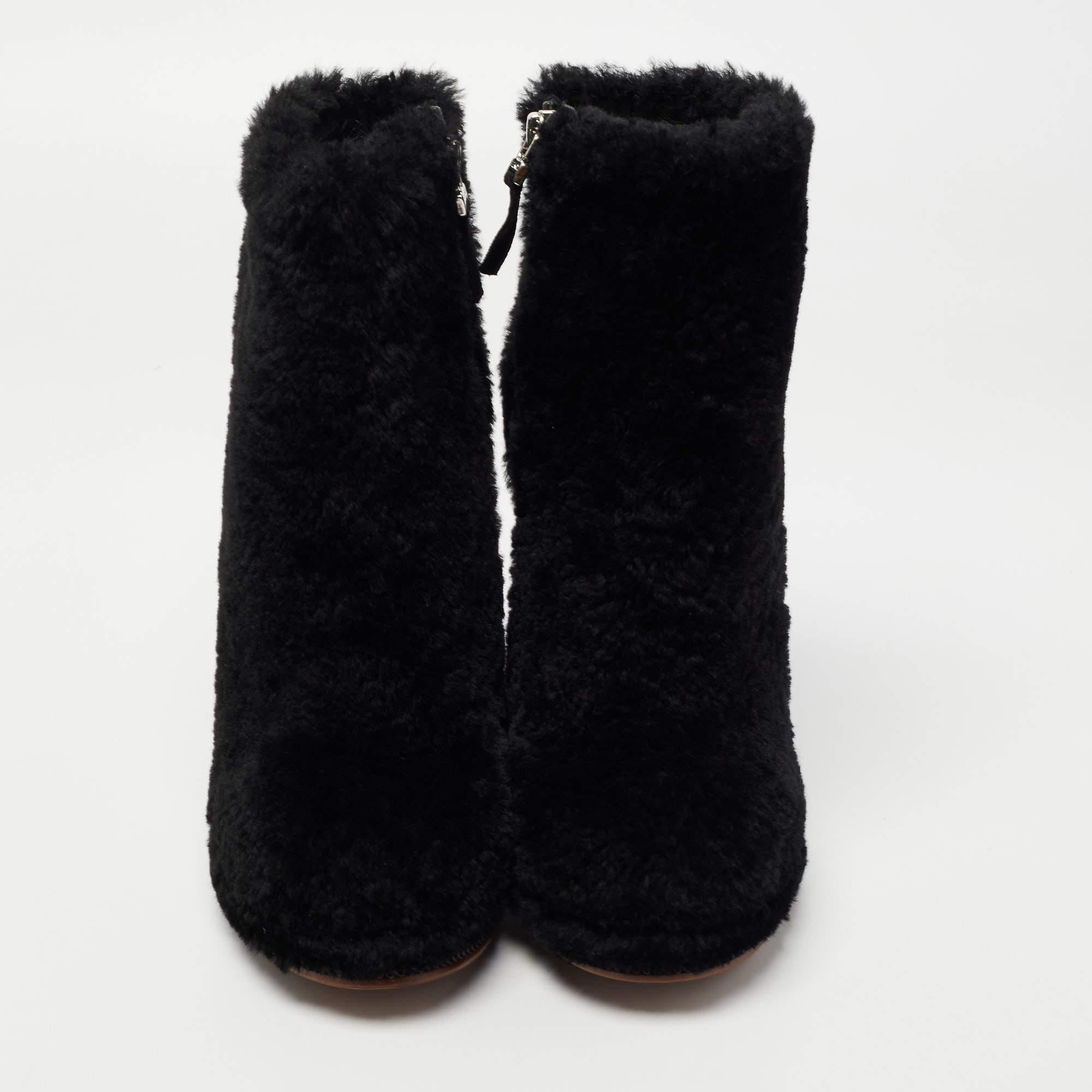 Fendi is all set to impress you with this stunning pair of boots. Crafted from shearling fur in a black shade, they feature sturdy heels. This pair of boots will raise your style factor.

Includes: Original Dustbag, Original Box, Info Booklet


