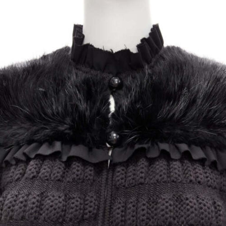FENDI manteau à clochettes en laine vierge crochetée, noir, avec empiècements en fourrure IT40 S
Référence : TGAS/D00788
Marque : Fendi
Collection : 2008
MATERIAL : Fourrure, laine vierge
Couleur : Noir
Motif : Solide
Fermeture : bouton
Détails