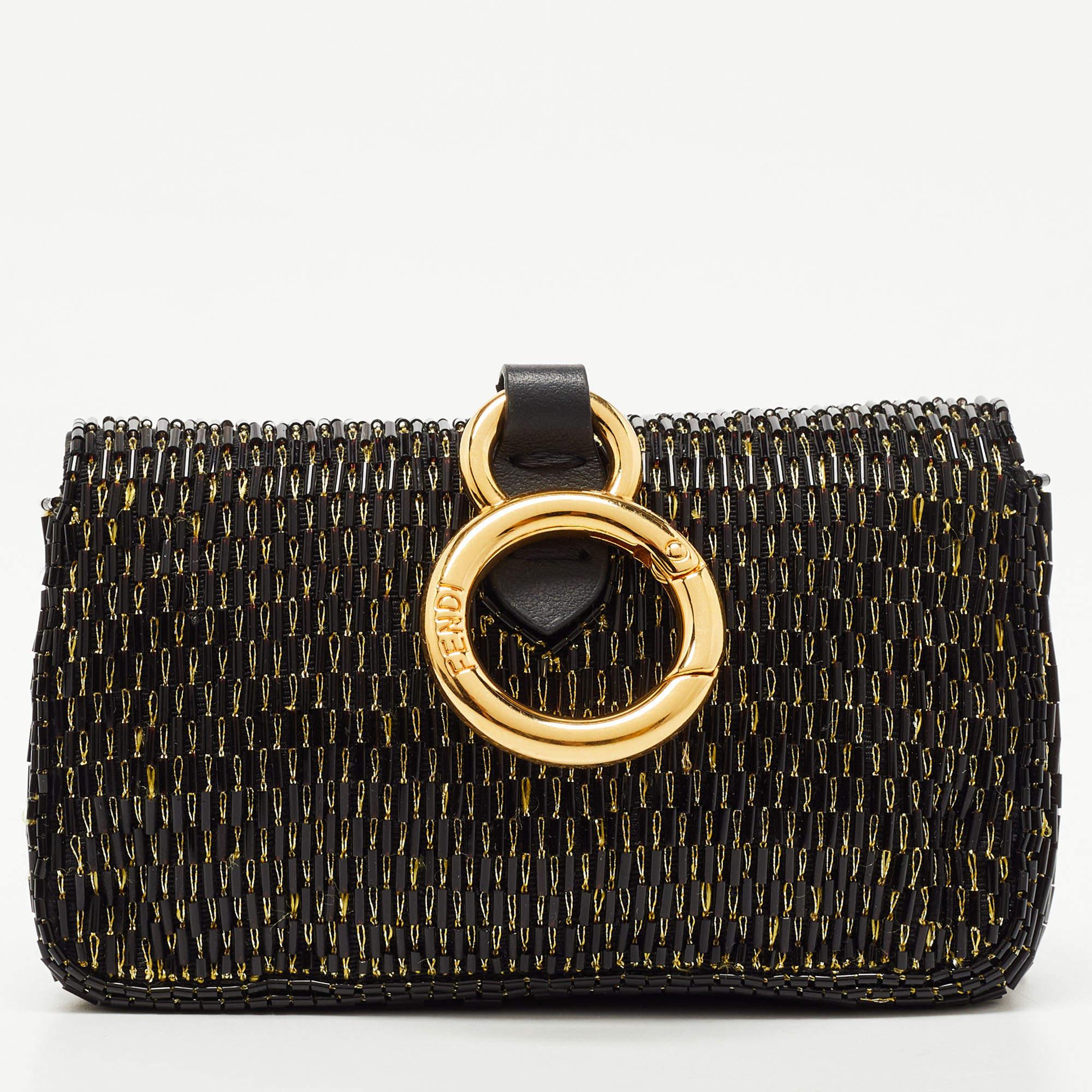 First introduced by Venturini Fendi, the Baguette was well-accepted by the fashion elite for its timeless charm and classic allure. This bag can be carried with a chain strap, and it is adorned with gold-tone accents. Created from beads, it features