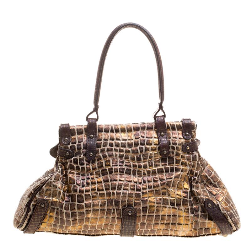This elegant yet unique handbag is crafted from Fendi’s iconic Zucca canvas that is accented with leather trim and luxurious gold-tone hardware. The petite fabric-lined interior with a zipped pocket will store daily essentials neatly. The bag has a