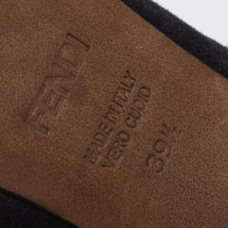 La maison Fendi apporte raffinement et classe à votre garde-robe avec ces bottes. Elles sont confectionnées en daim et en cuir noir et doré et présentent une silhouette à longueur de cheville. Ils sont dotés de plateformes dissimulées, de talons de