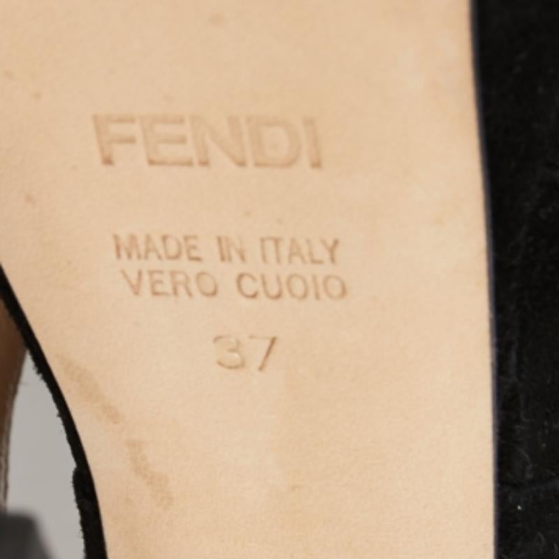 Dotée de découpes précises, cette paire d'escarpins Fendi est l'inspiration parfaite pour un look élégant. Il est réalisé en cuir et en daim et ses talons de 15 cm sont montés sur des plates-formes pour une marche en douceur.