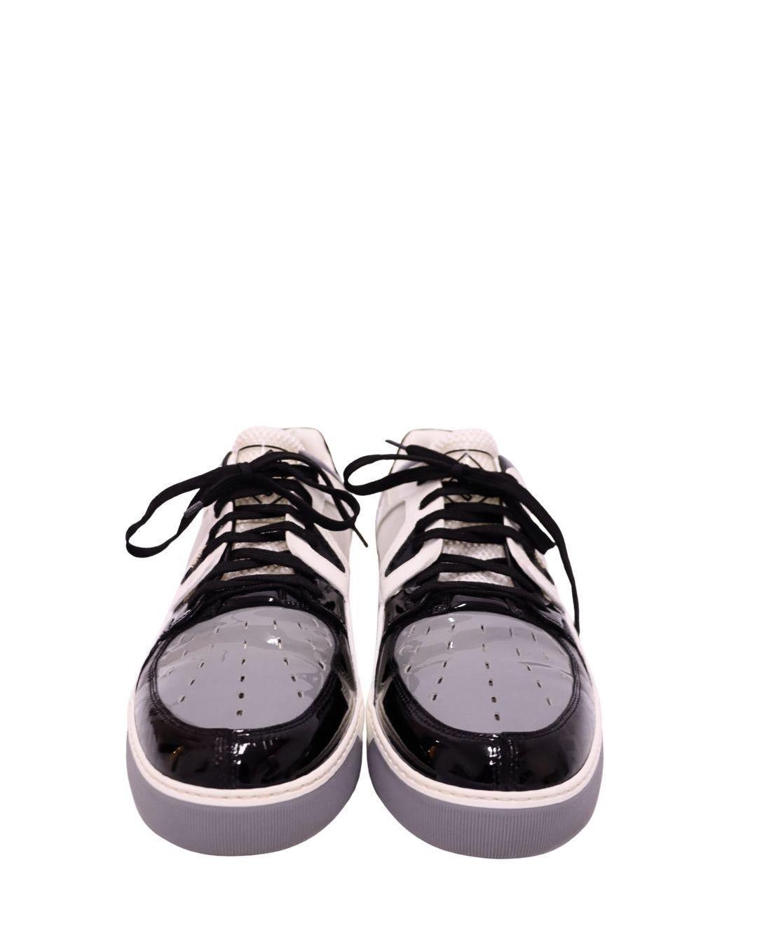 Fendi Herren Sneakers aus schwarzem, grauem und weißem Lackleder

Mit diesen authentischen Fendi Herren-Low-Top-Sneakern, die einen gewagten Mix aus schwarzem Lackleder, grauen Akzenten und atmungsaktiven Mesh-Einsätzen aufweisen, sind Sie in der