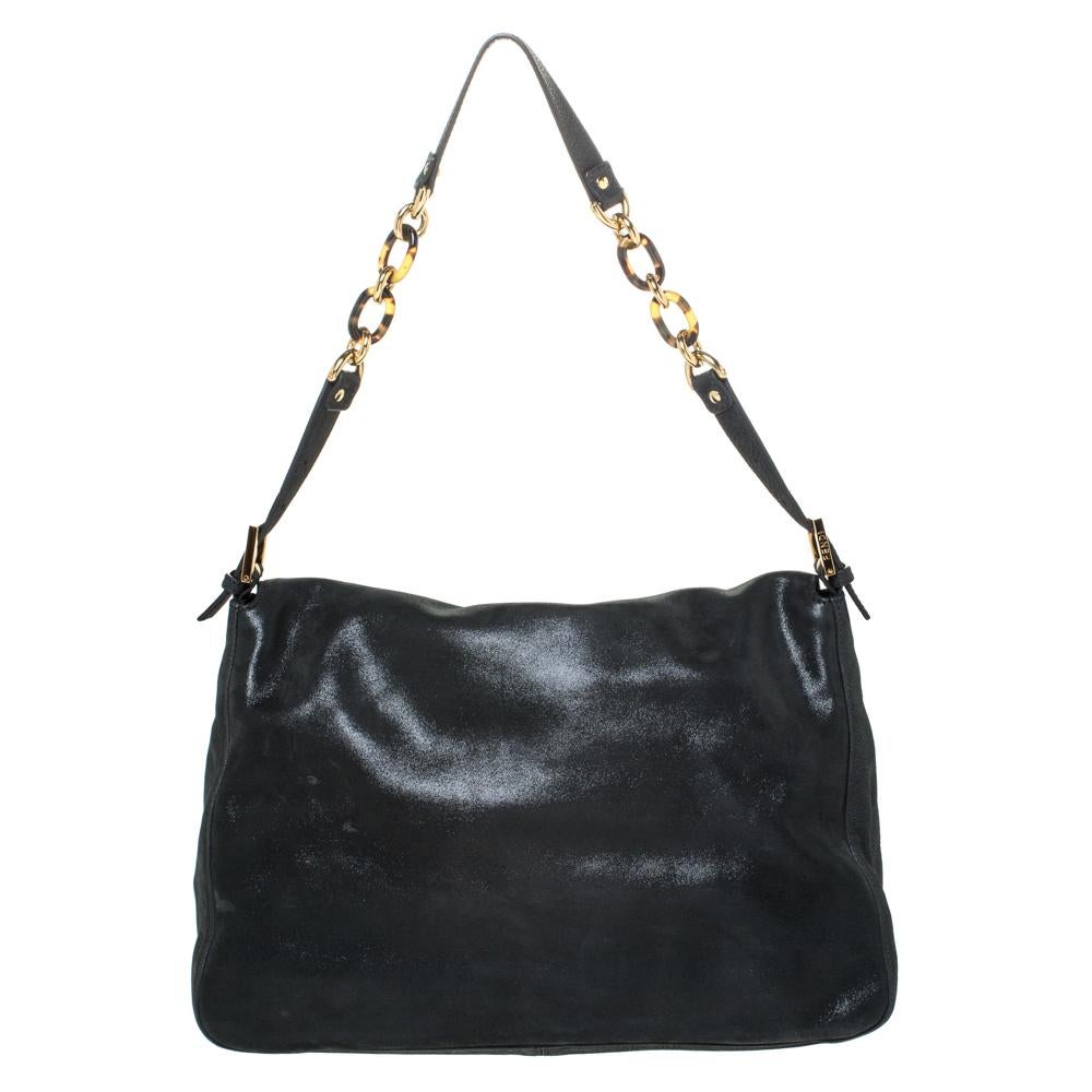 Die Mama Forever Umhängetasche von Fendi ist eine klassische Modeentscheidung. Diese schwarz schillernde Ledertasche mit dem Logoverschluss auf der Klappe ist schlicht und stilvoll. Eine großzügige Innenausstattung aus Satin und ein Griff mit