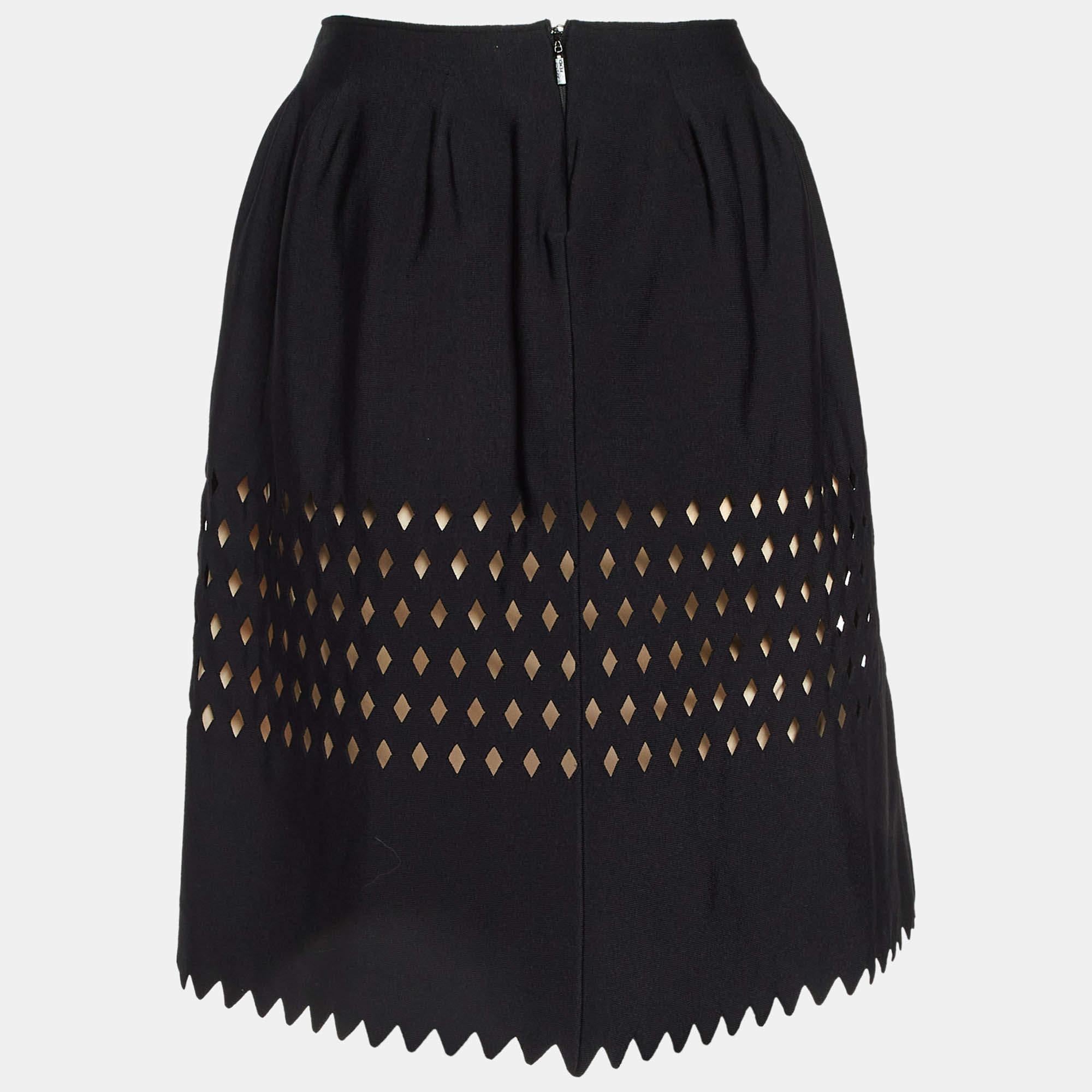 Esta encantadora falda está bellamente cosida con tela fina. Esta cómoda falda de diseño tiene una silueta favorecedora. Combínalo con un top sencillo y unos tacones de tiras para un look chic.