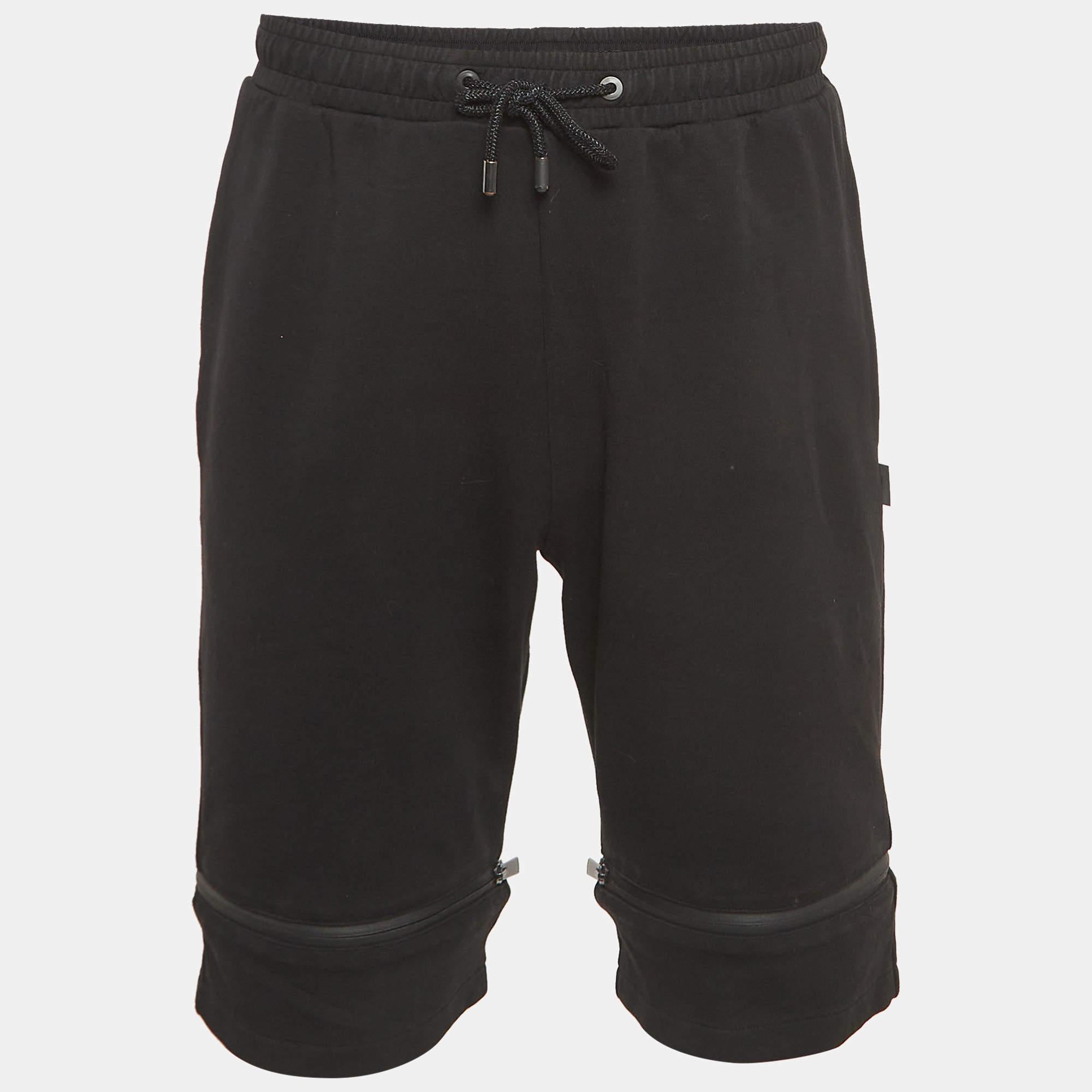 Aggiorna la tua collezione con questi pantaloncini di Fendi. Realizzati in maglia nera, questi pantaloncini hanno una vestibilità comoda, pannelli in rete FF e due tasche esterne. Mantieni uno stile elegante e raffinato con questi pantaloncini.