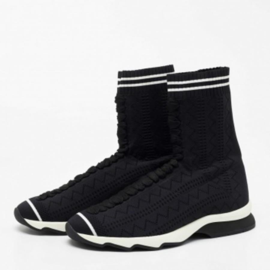 Mit ihrer klassischen Silhouette sind diese Designer-Sneakers eine nahtlose Kombination aus Luxus, Komfort und Stil. Diese Sneaker sind mit charakteristischen Details und bequemen Innensohlen ausgestattet.