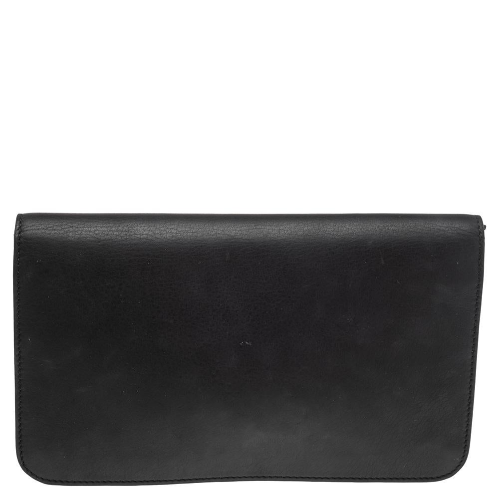 This structured 2 Jours Envelope clutch from the House of Fendi is a masterpiece. It has been created using black leather on the exterior with a gold-toned logo-engraved accent on the front. It opens to a fabric-lined interior that can store your