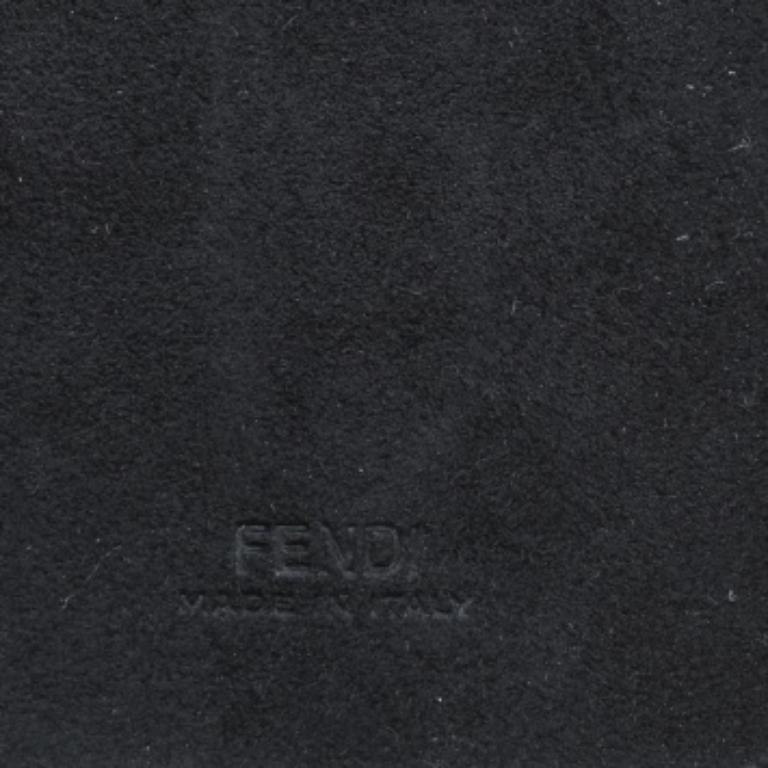 Cet étui pour iPhone 6 de Fendi est à la fois amusant et fonctionnel. Confectionné en cuir noir, il est orné d'un mini motif Karlito et de fourrure de renard sur l'extérieur. Il est doublé d'Alcantara.
